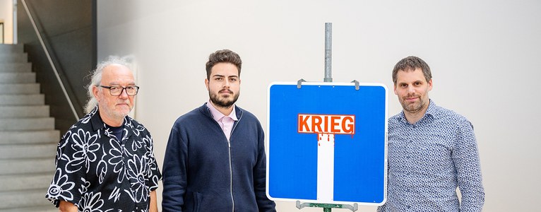 Krieg ist eine Sackgasse - Ein «Verkehrsschild der Gerechtigkeit» an der Universität Liechtenstein