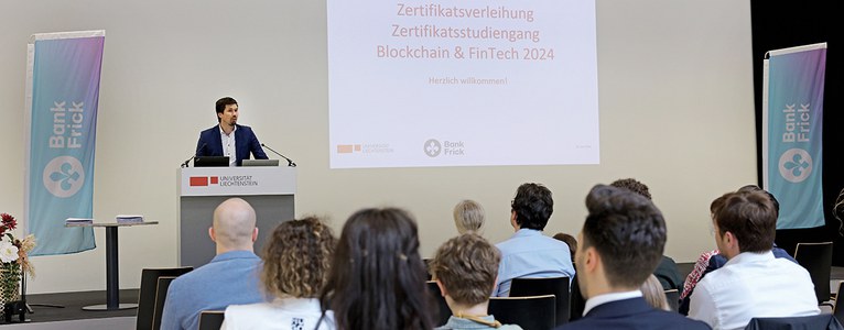 Feierliche Zertifikatsübergabe an neue Experten für Blockchain und FinTech