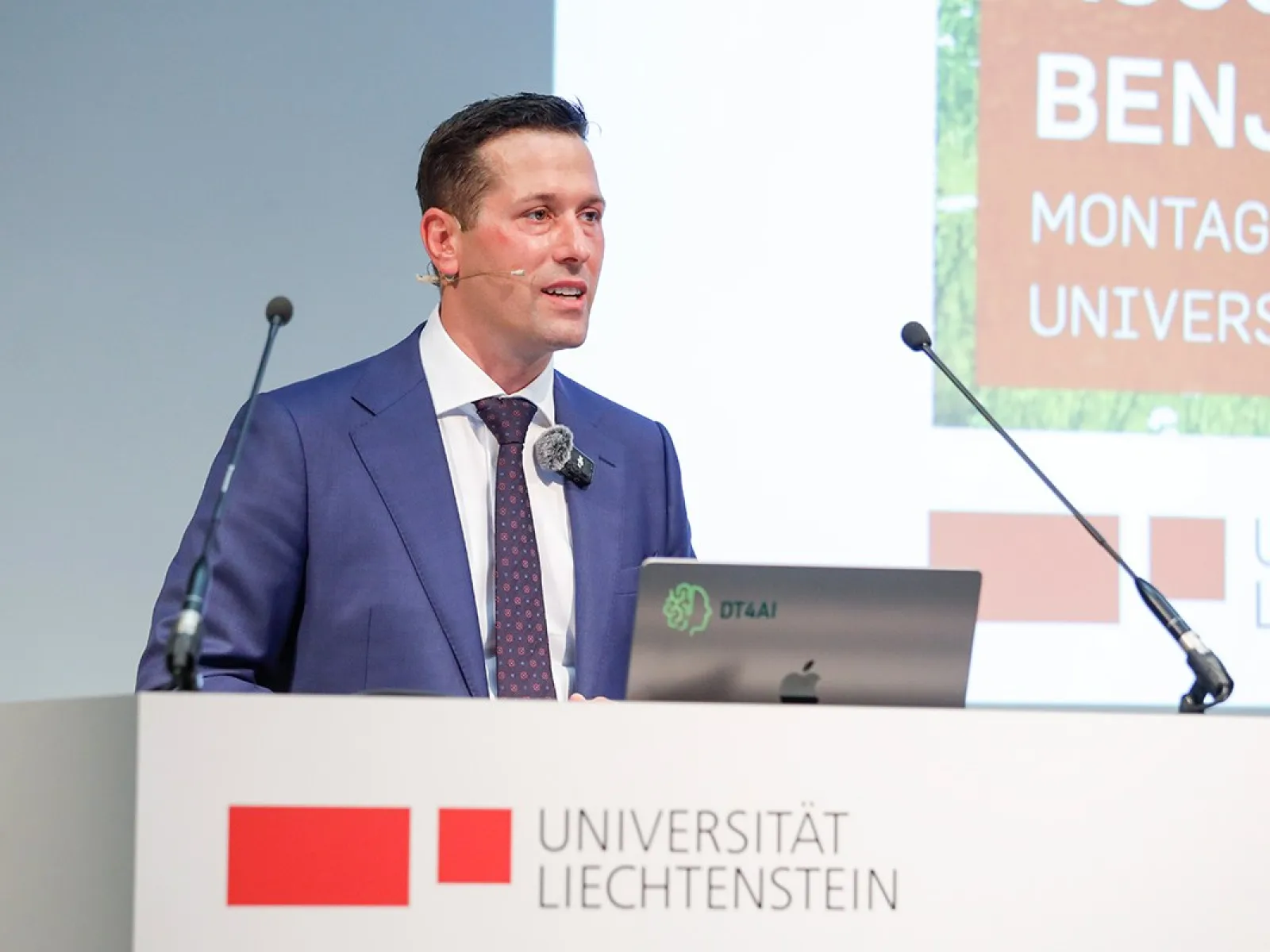 Professor Benjamin van Giffen hält seine Antrittsvorlesung an der Universität Liechtenstein zum Thema 'Tradition trifft Technologie' im Bereich Informationssysteme und digitale Innovation.