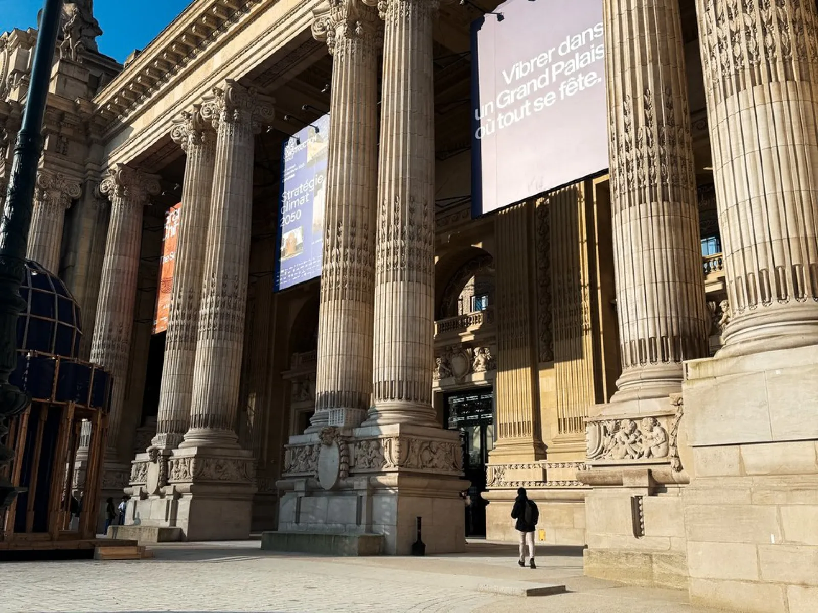 Außenansicht des Grand Palais in Paris mit imposanten Säulen und Bannern, aufgenommen bei sonnigem Wetter. Ort des Forum Bois Construction 2025, das sich auf klimaschonendes Bauen konzentriert.
