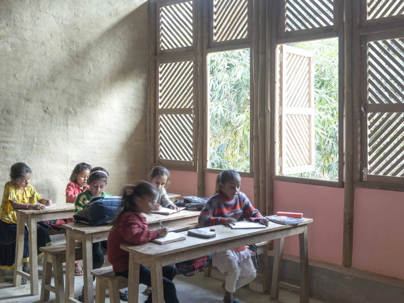 ern und arbeiten konzentriert. Die Architektur des Raumes ist nachhaltig gestaltet, mit natürlichen Materialien und viel Tageslicht.