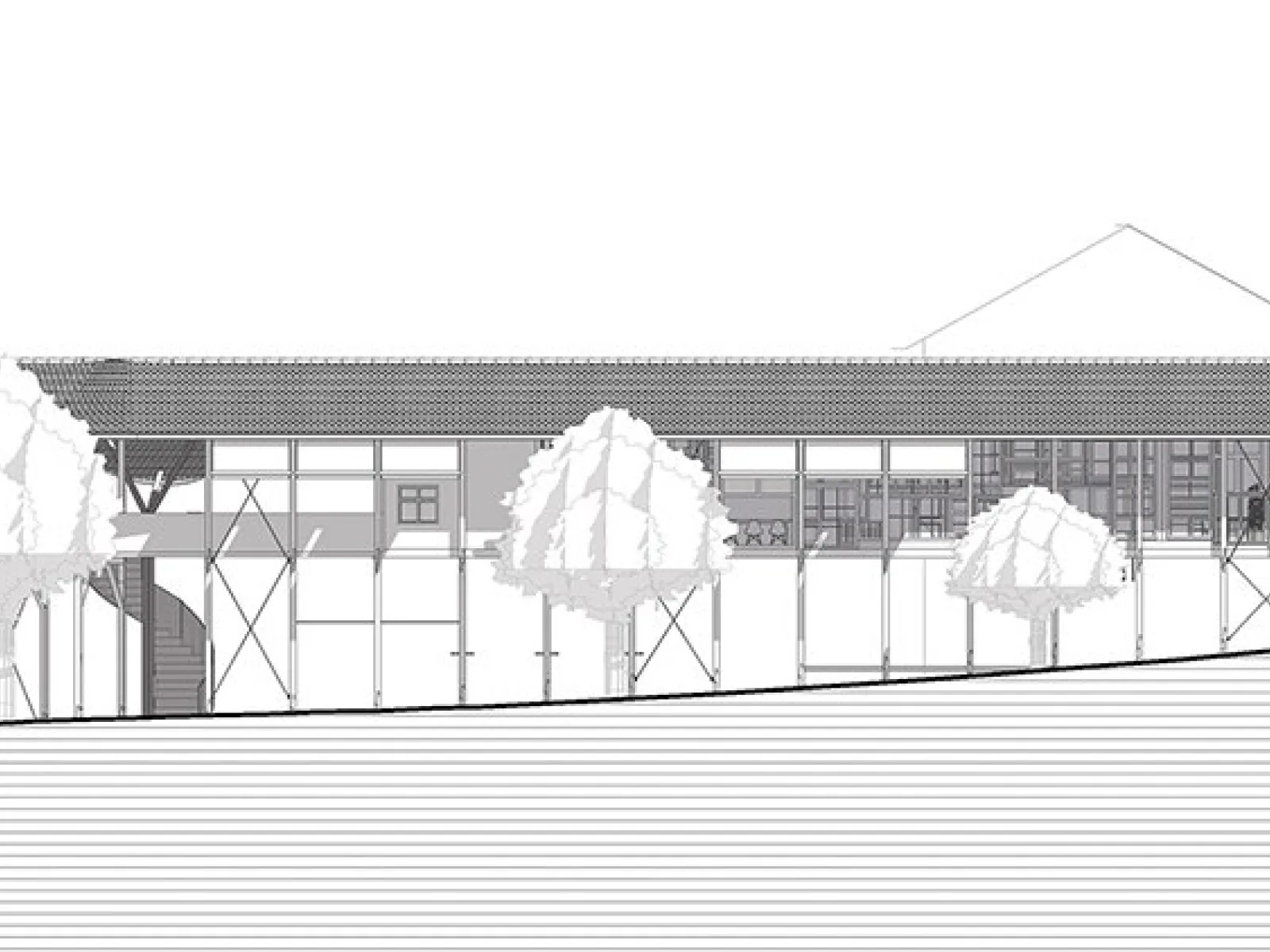 Architektonische Zeichnung eines länglichen Gebäudes mit Satteldach, umgeben von Bäumen. Die Struktur zeigt eine Mischung aus traditionellen und modernen Elementen, passend zur Wiederverwendung von Bauteilen eines alten Strickbaus.