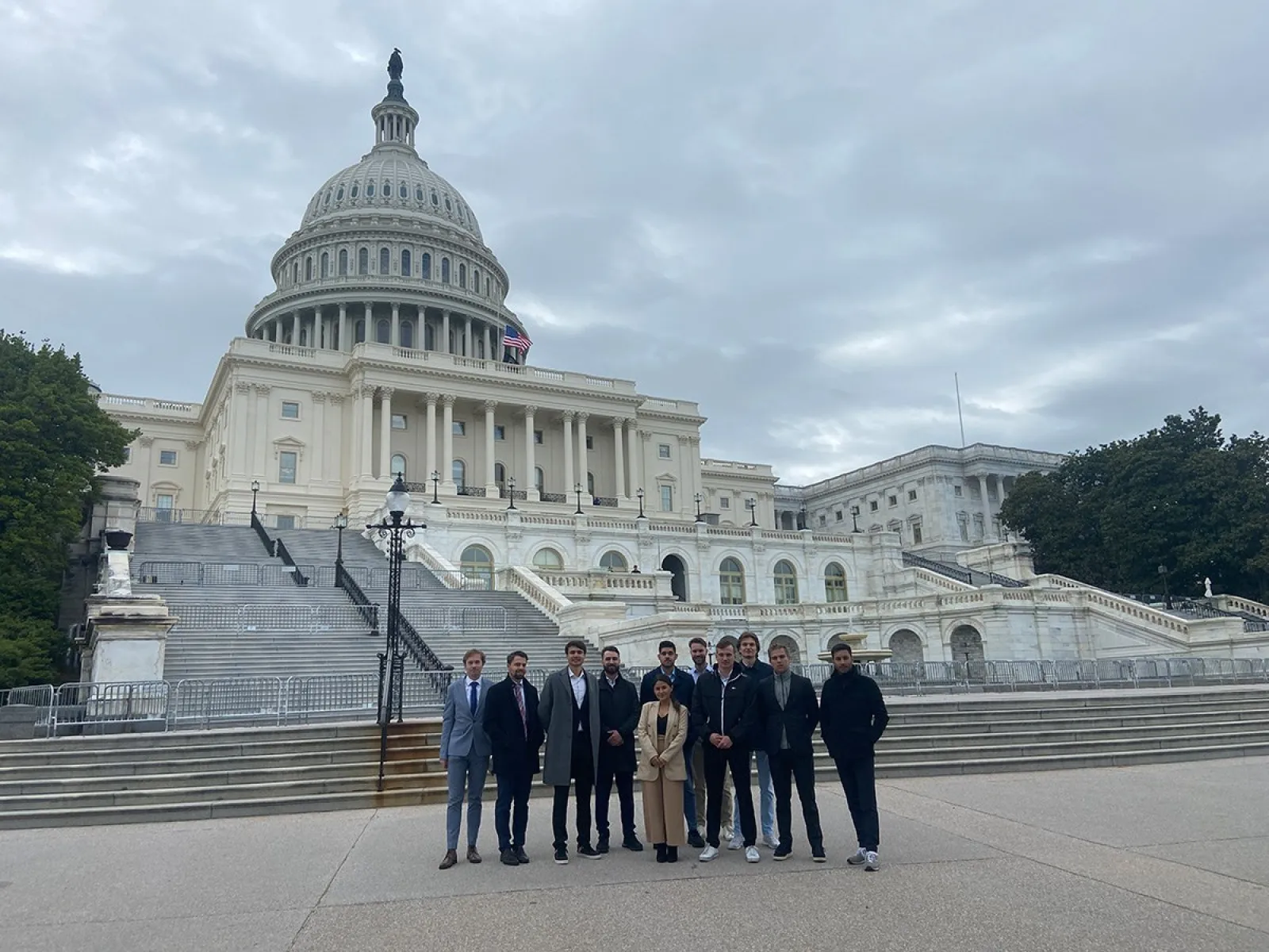 Gruppe von Studierenden der Universität Liechtenstein vor dem Kapitol in Washington, D.C. während einer Studienreise zur Erkundung der Finanzwirtschaft.
