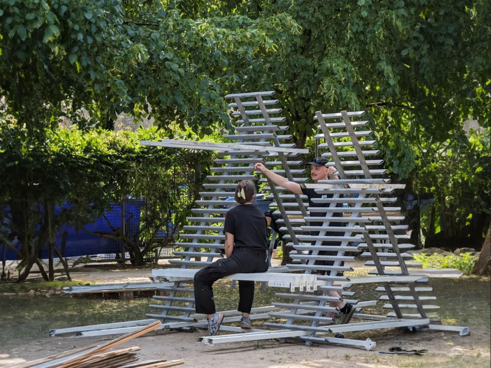 Holzkonstruktion im Bau mit zwei Handwerker:innen