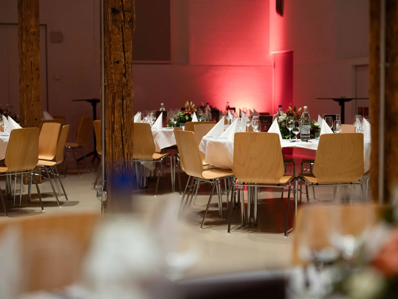 Festlich-gedeckte-Tische-Abendveranstaltung-Universität-Liechtenstein