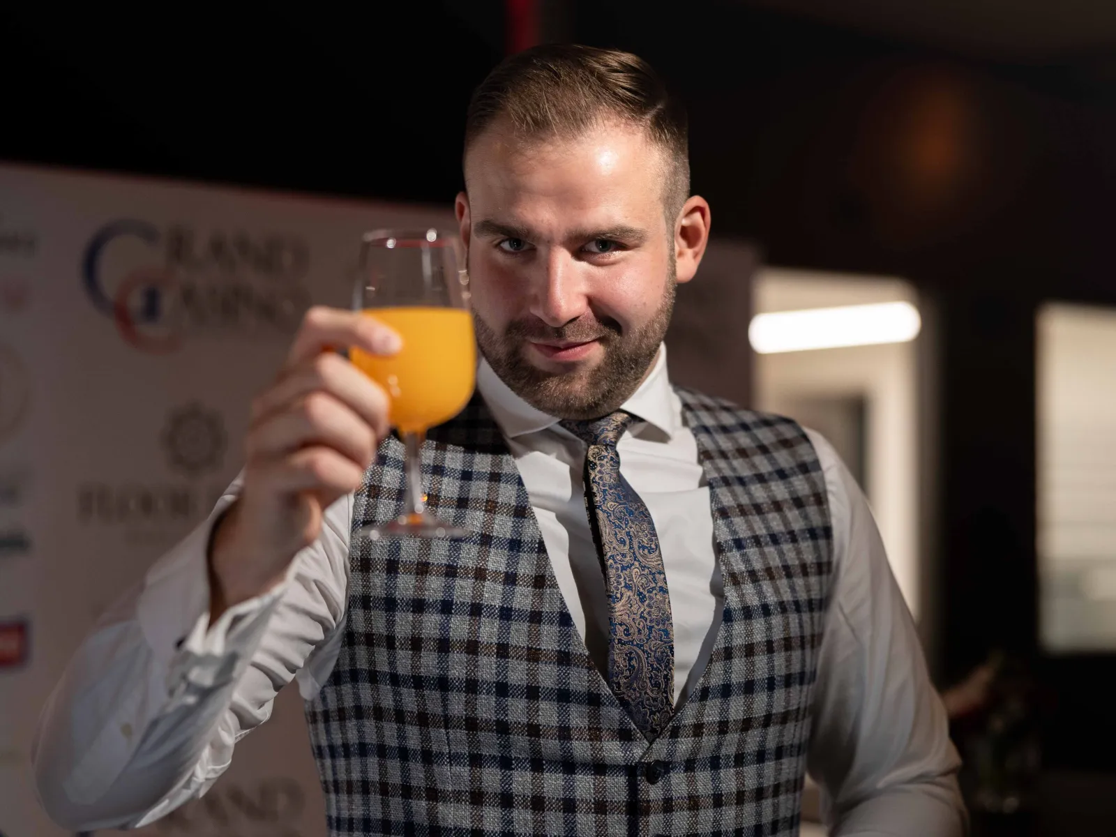 Gast-mit-Getränk-Abendveranstaltung-Universität-Liechtenstein