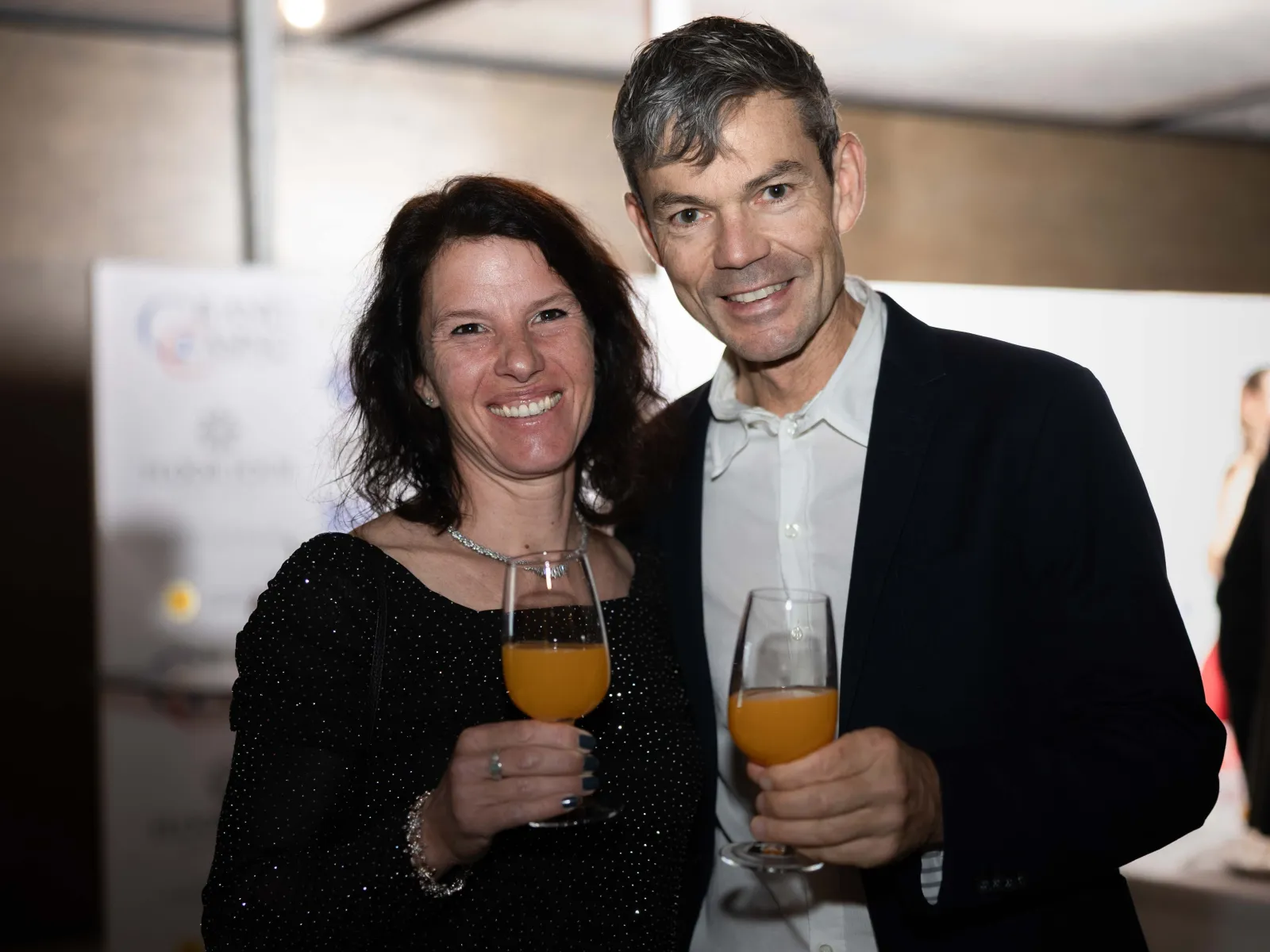 Gäste-stossen-an-Universitätsball-Universität-Liechtenstein