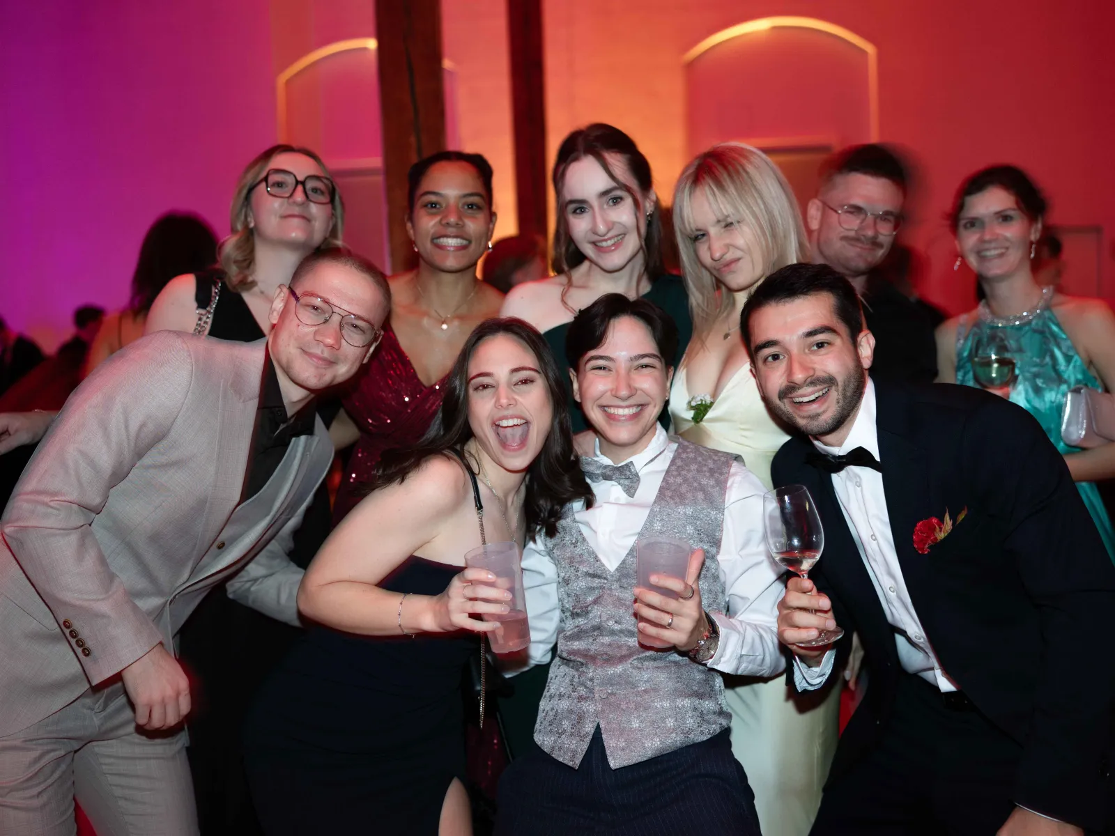 Junge-Gruppe-lacht-Posiert-Uniball-Liechtenstein