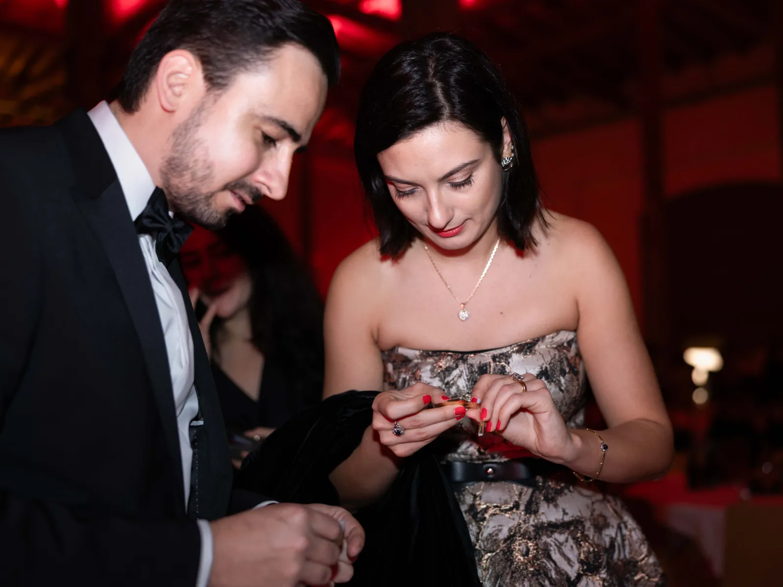 Gäste-betrachten-Gegenstand-Uniball-Liechtenstein