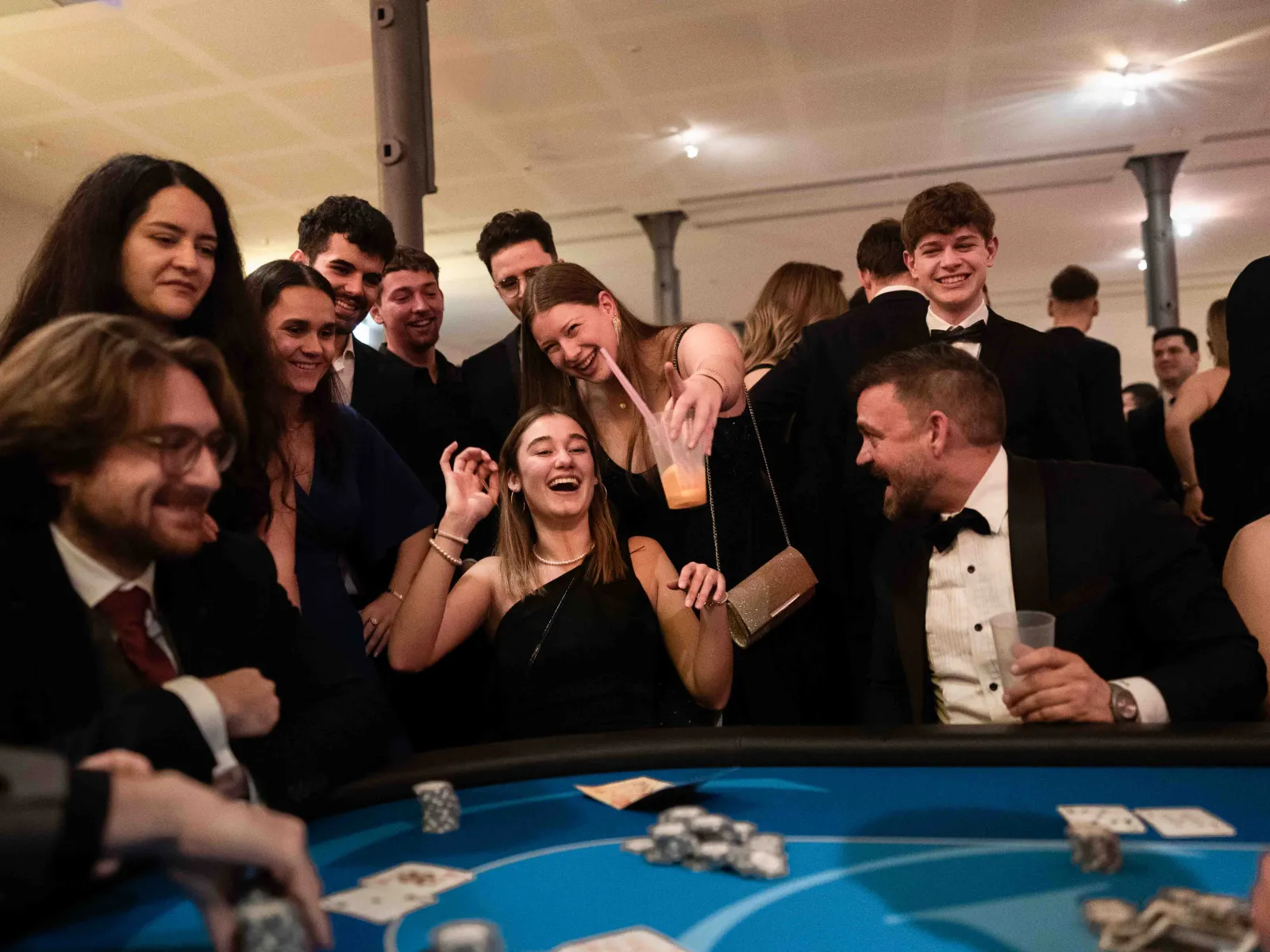 Lachendes-Paar-tanzt-Uniball-Liechtenstein