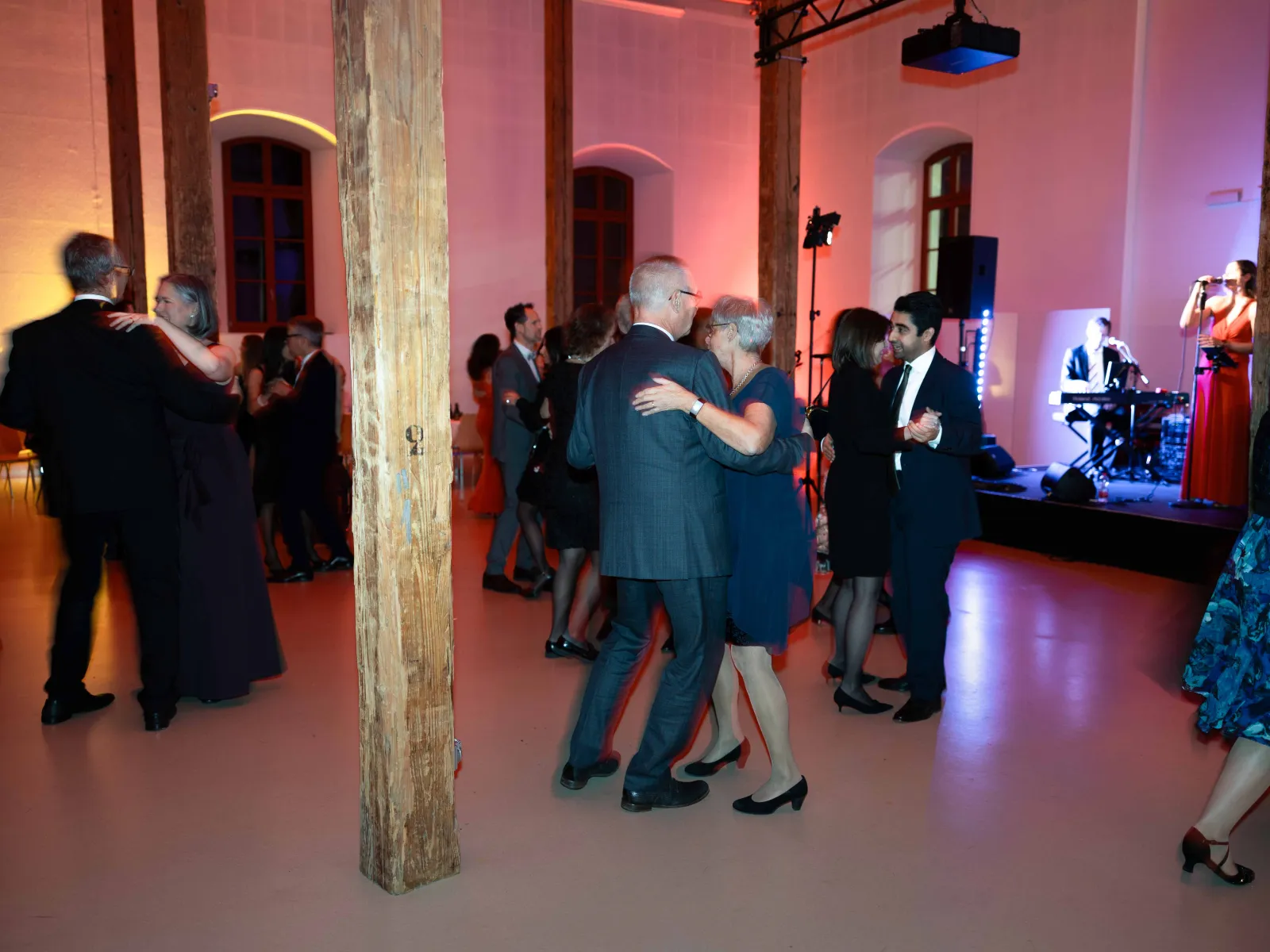 Tanzende-Gaeste-Saal-Uniball-Liechtenstein