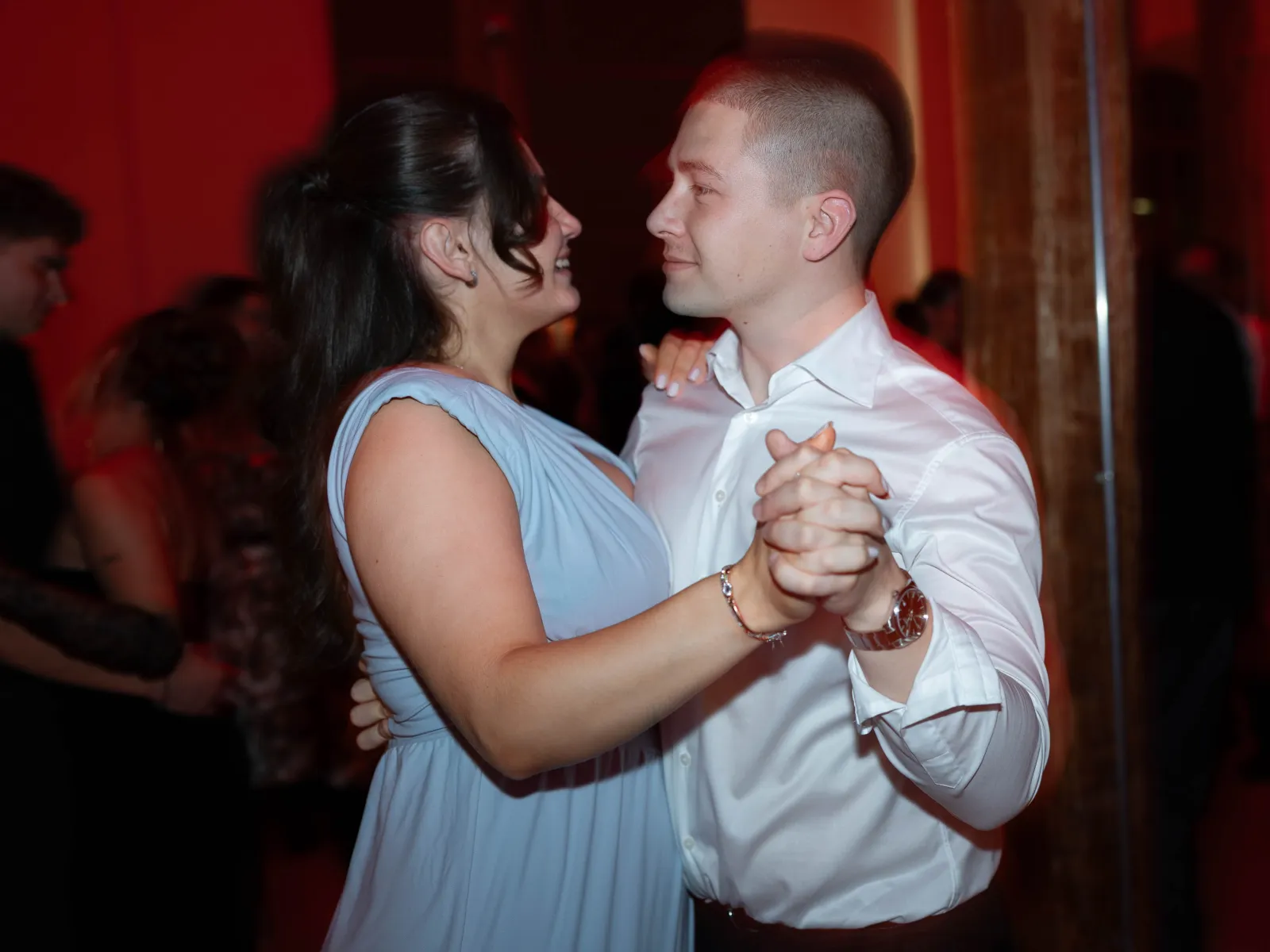 Paar-tanzt-Hellblau-Weiss-Uniball-Liechtenstein