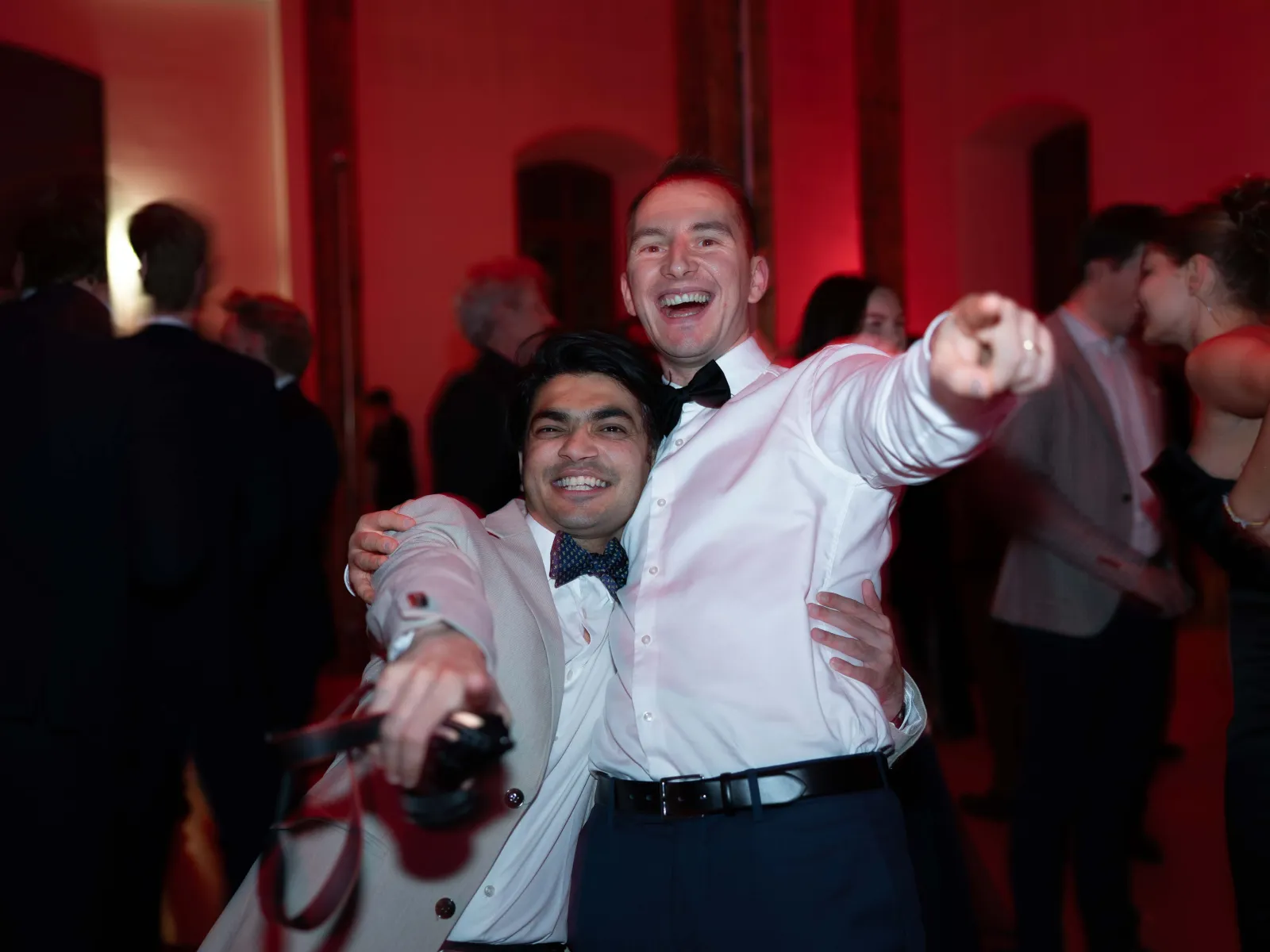 Freunde-feiern-und-zeigen-in-Kamera-Uniball-Liechtenstein