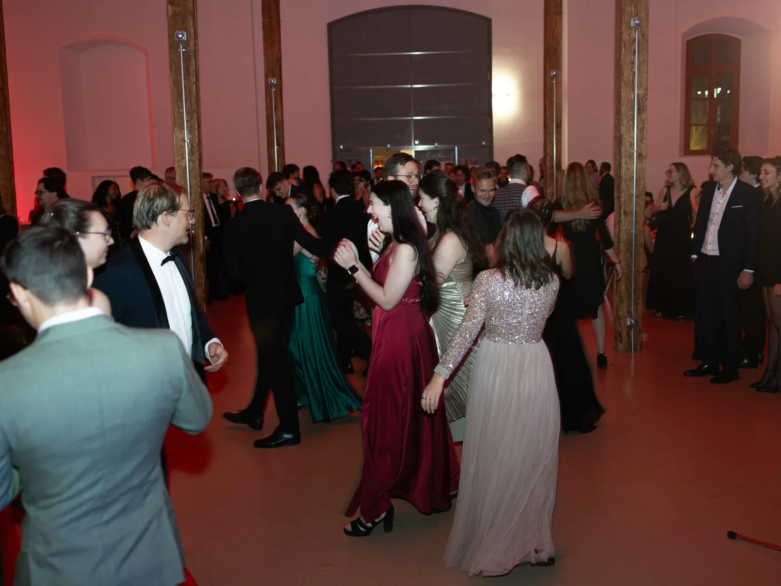 Tanzende-Gäste-Uniball