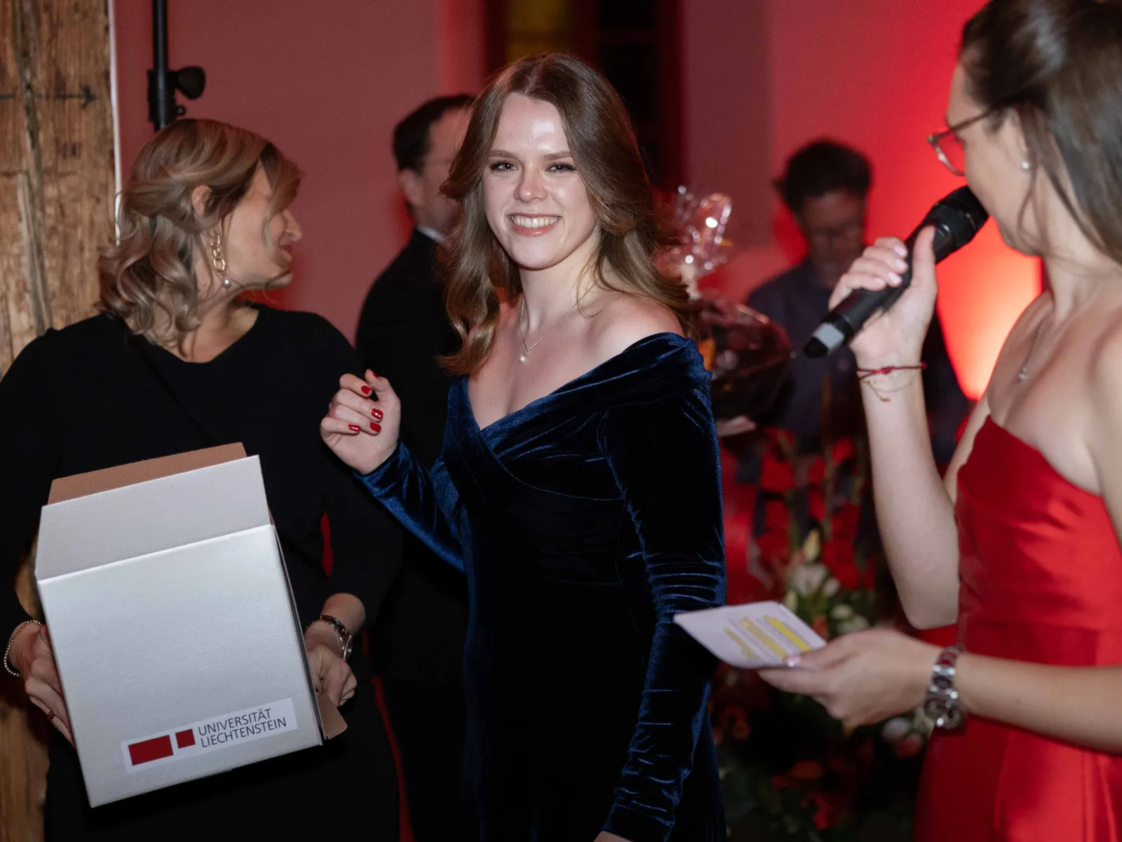 Verlosung-Frau-erhaelt-Preis-Uniball-Liechtenstein