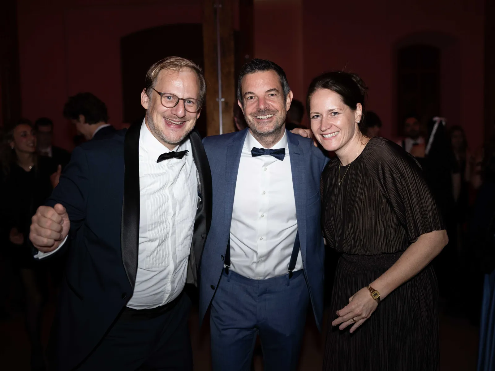 Drei-Gaeste-elegant-lachend-Uniball-Liechtenstein