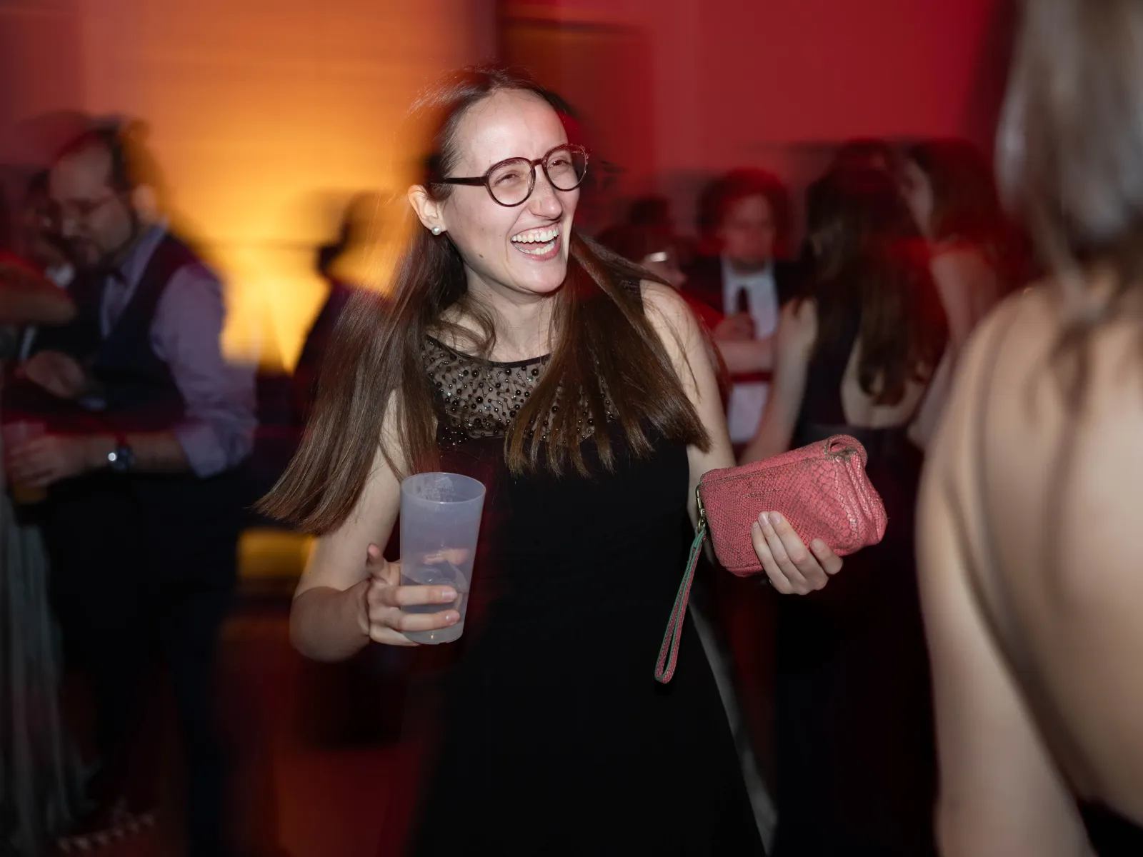 Lachende-Frau-tanzt-Uniball-Liechtenstein