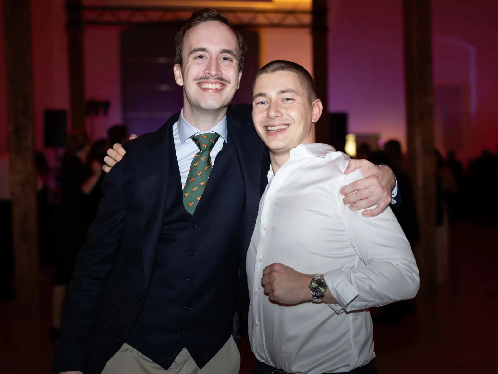 zwei-Personen-posieren-für-Foto-Uniball