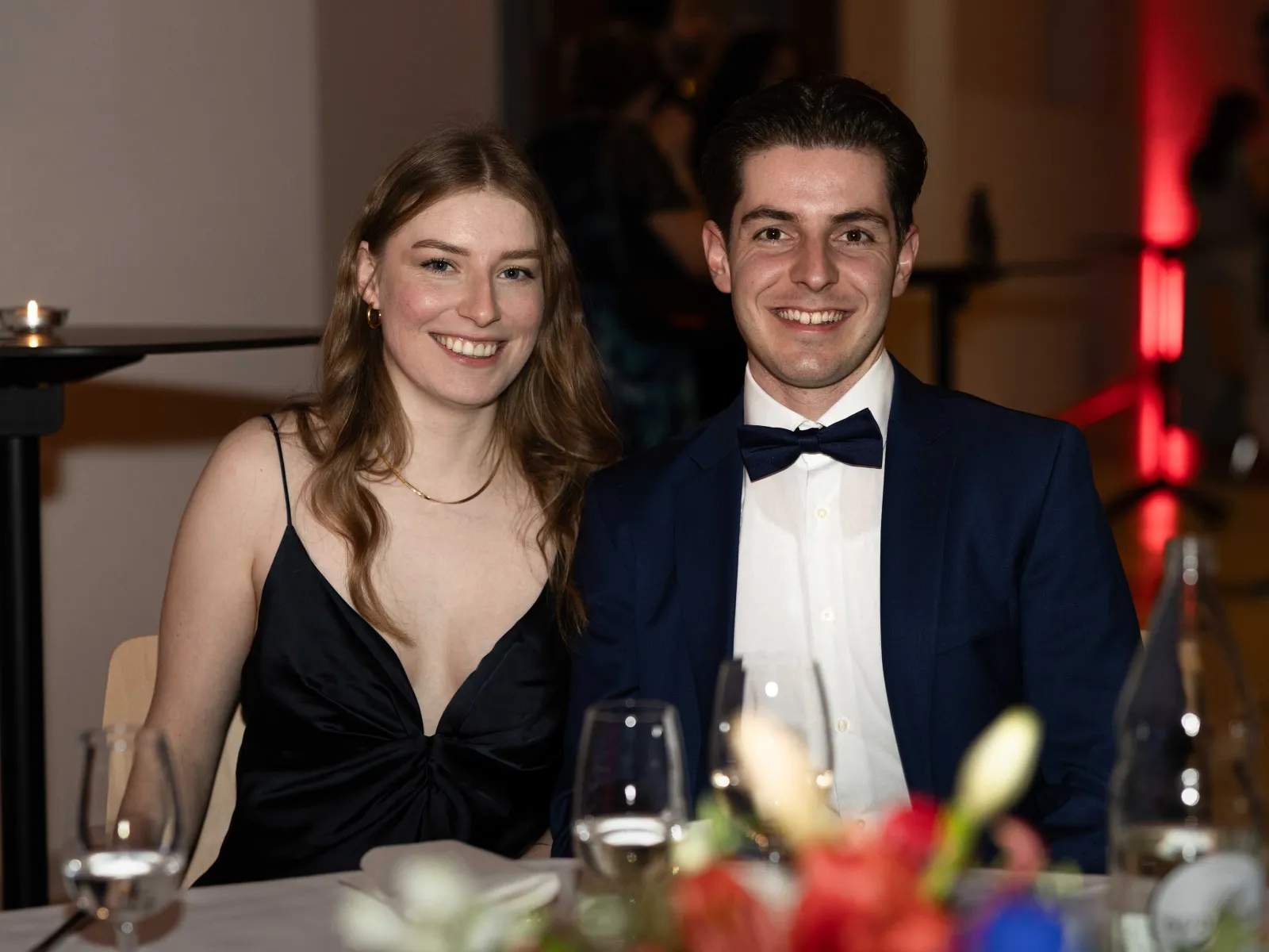 Junges-Paar-am-Tisch-Uniball-Uni-Liechtenstein