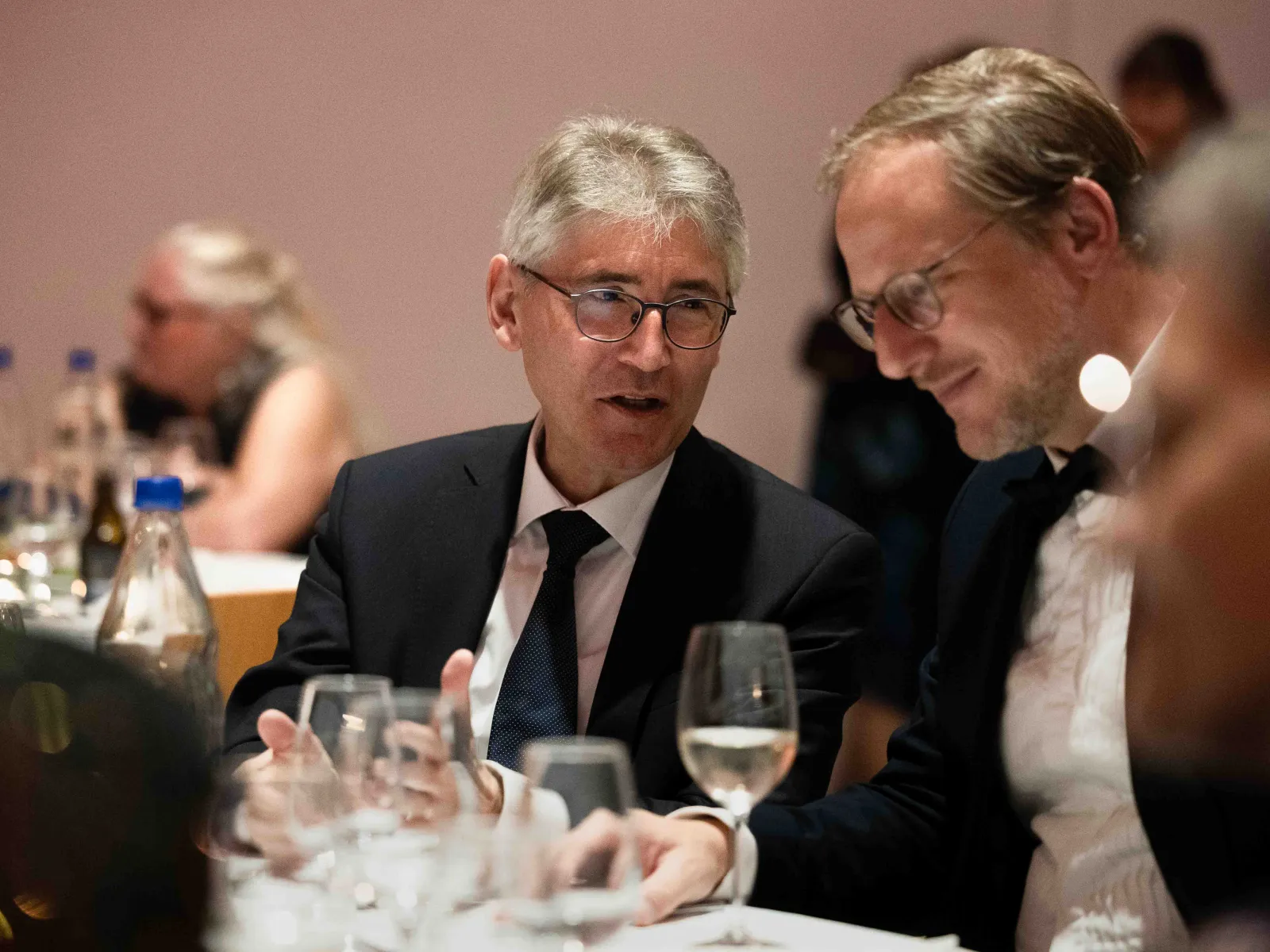 Zwei-Gäste-Gespräch-Abendessen-Uniball-Liechtenstein