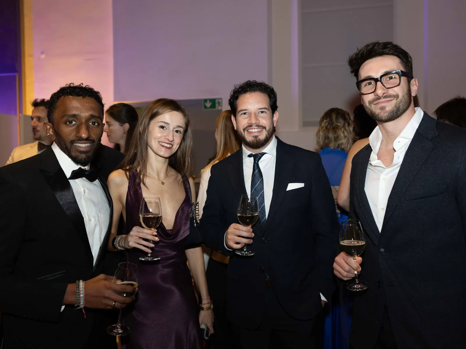 Vier-Gaeste-mit-Weinglaesern-Empfang-Uniball-Liechtenstein