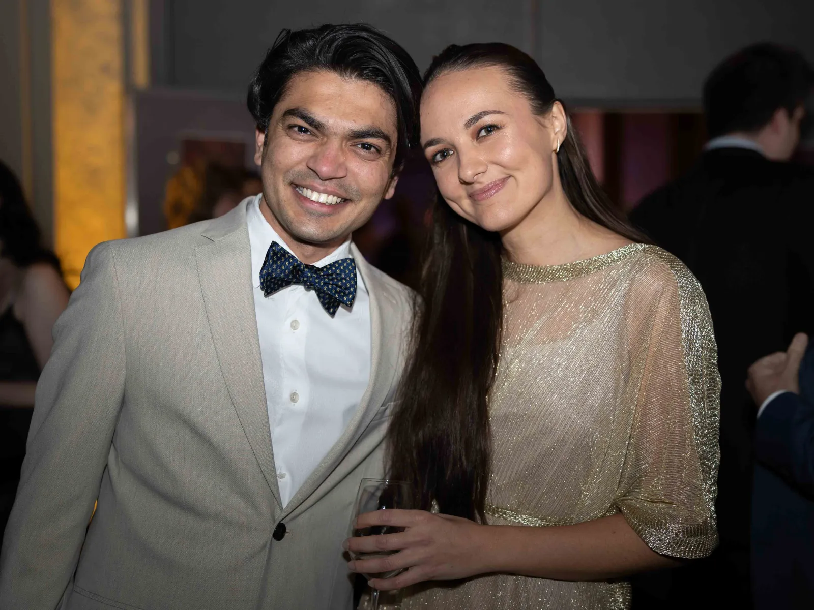 Zwei-Gaeste-posieren-Uniball-Uni-Liechtenstein