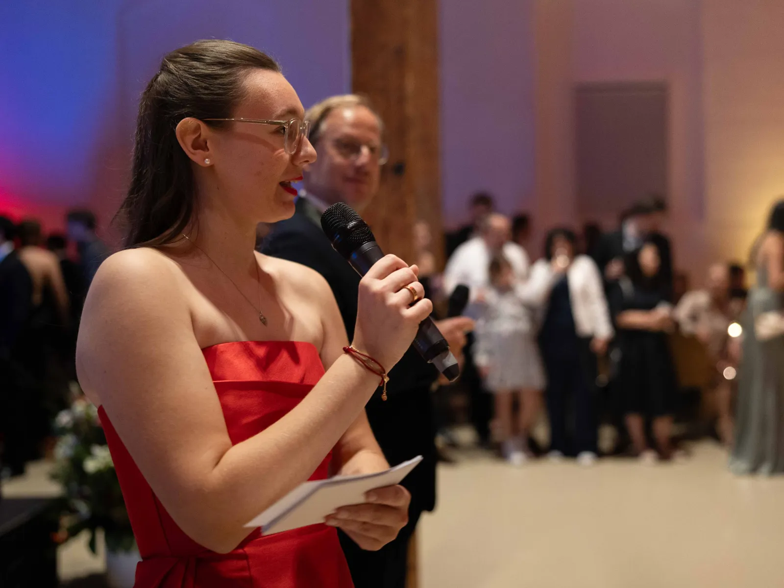 Moderatoren-auf-Buehne-Festsaal-Uniball-Liechtenstein