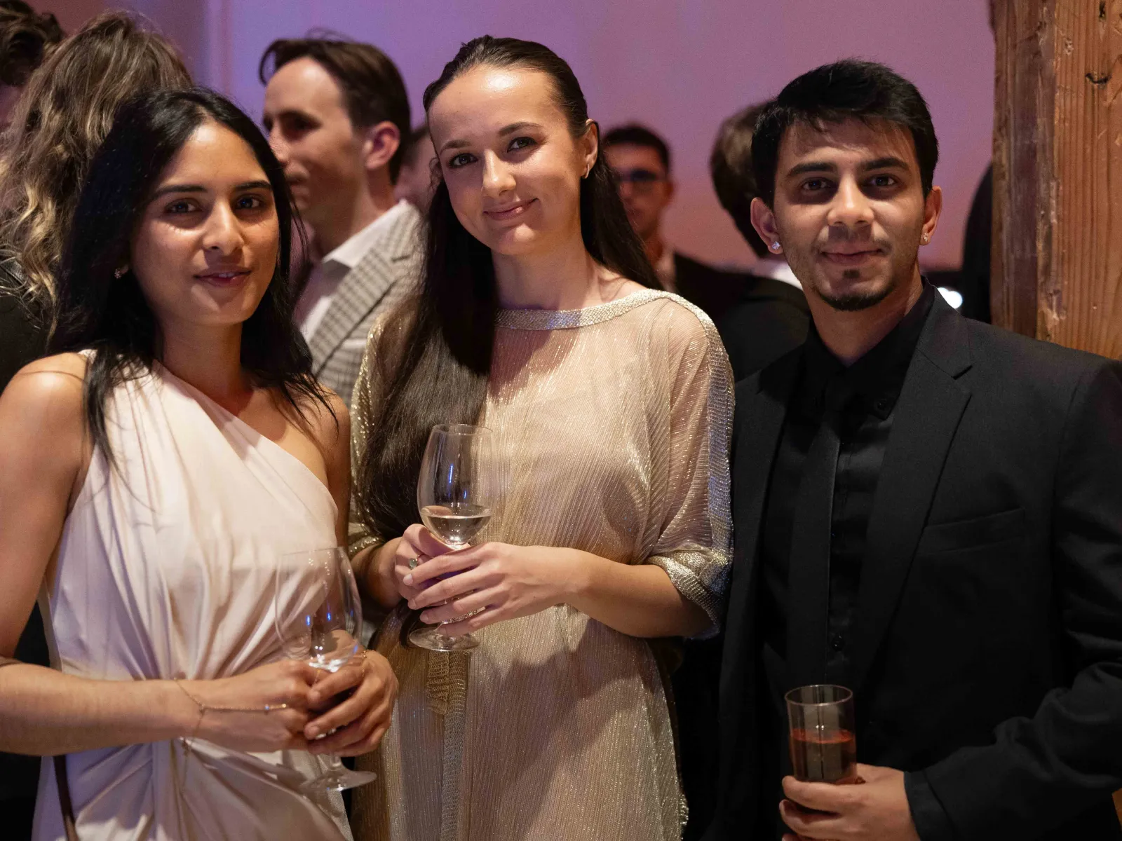 Drei-Gaeste-mit-Getraenken-Uniball-Liechtenstein