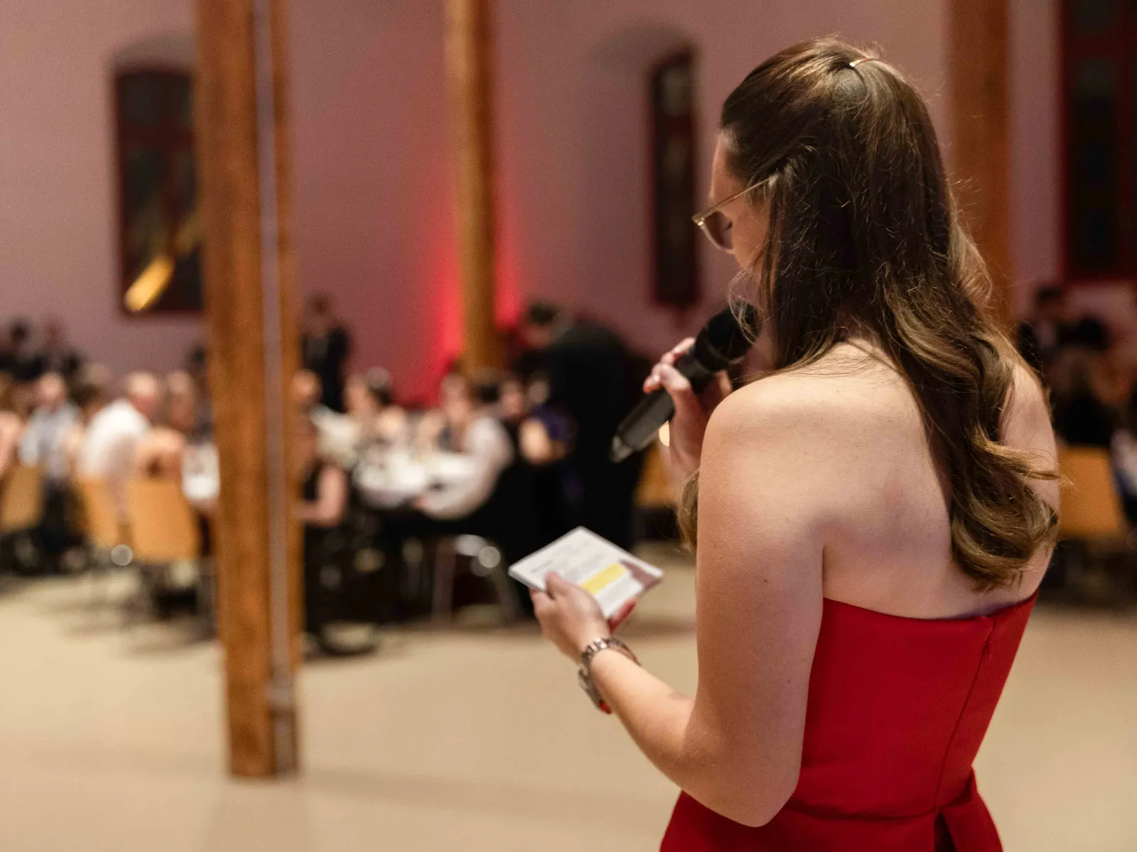Moderatorin-rotes-Kleid-Mikrofon-Uniball-Liechtenstein
