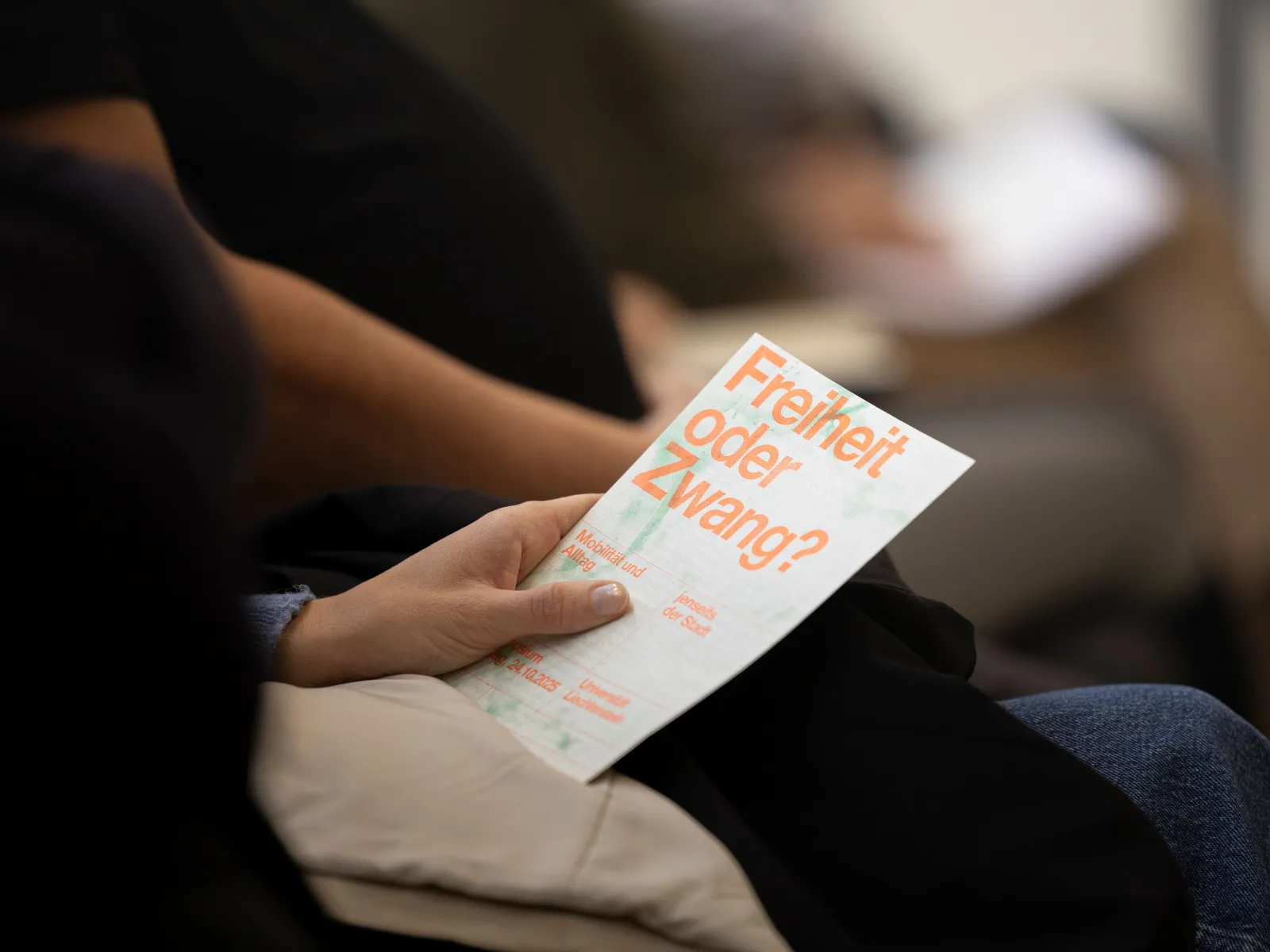 Flyer des Symposiums mit dem Titel "Freiheit oder Zwang."