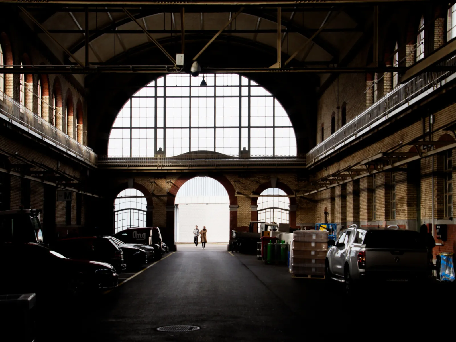 Dunkles Bild einer alten Lagerhalle