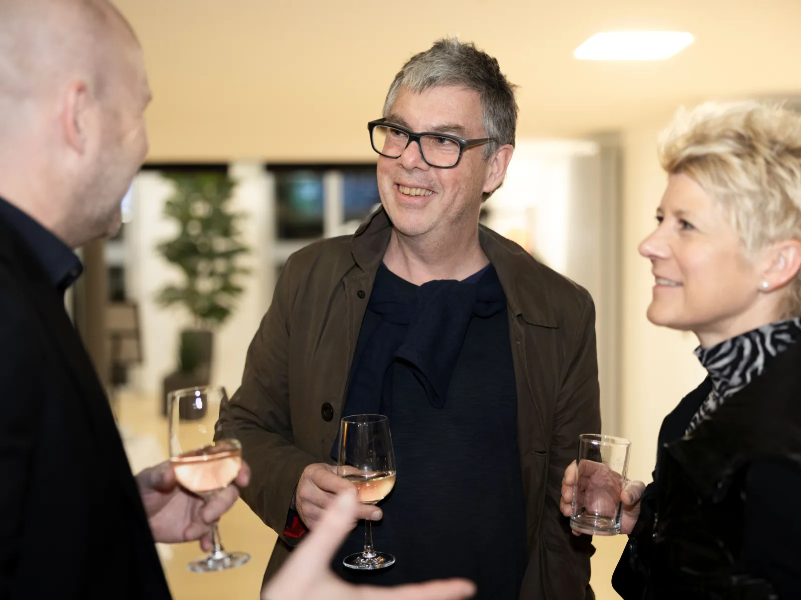 Nahaufnahme von drei Menschen, die sich unterhalten