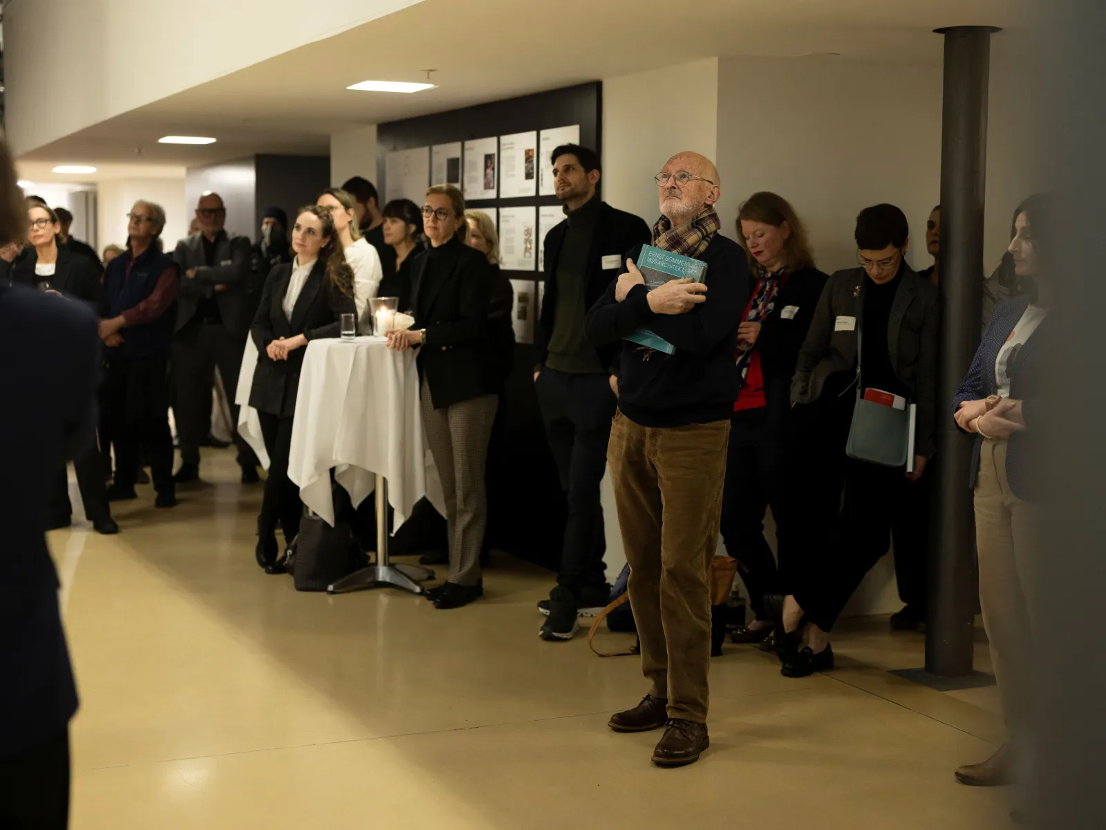Mehrere Menschen bei einer Ausstellungseröffnung 