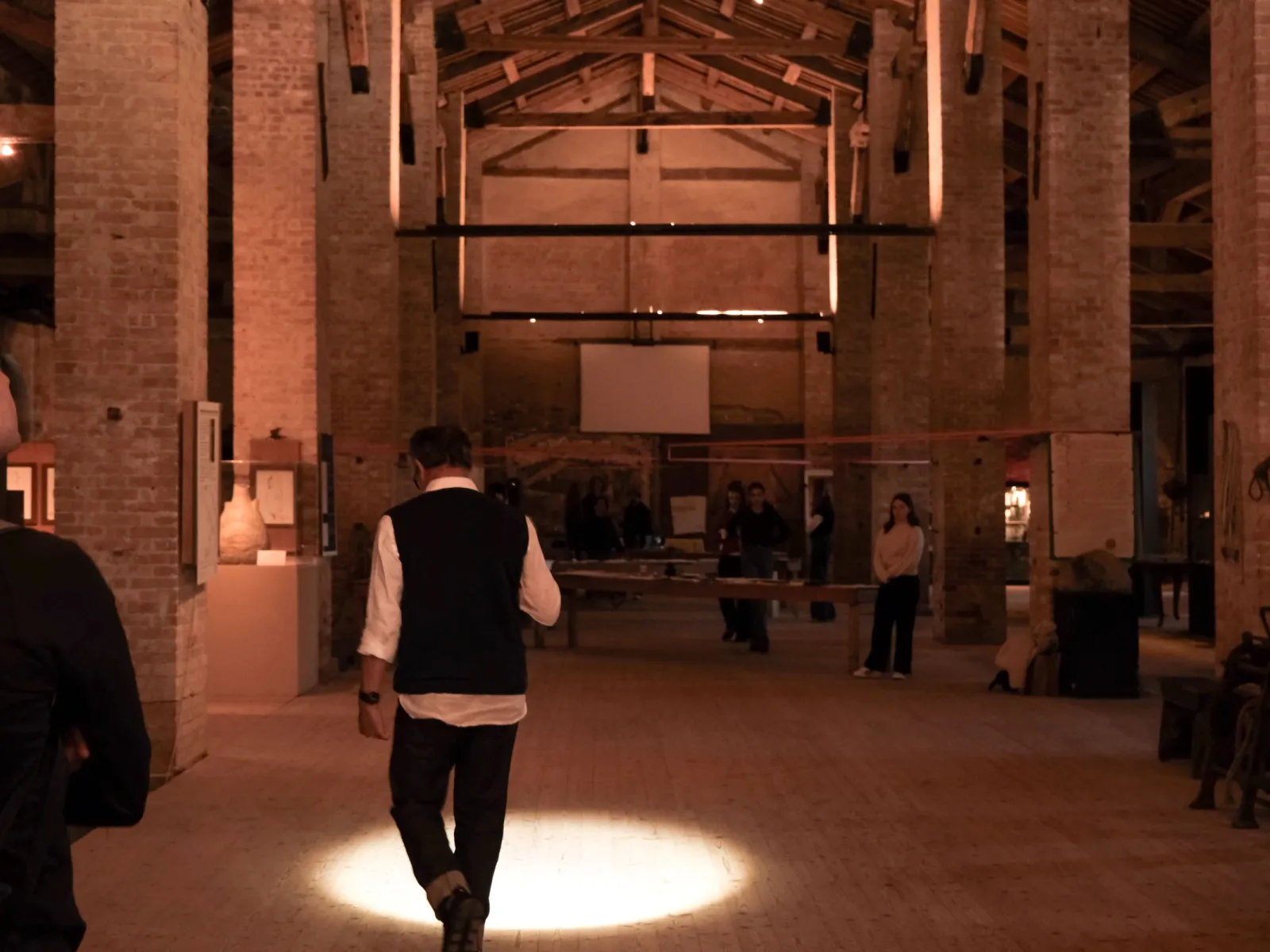 Ein Mann läuft in einer grossen Holzhalle