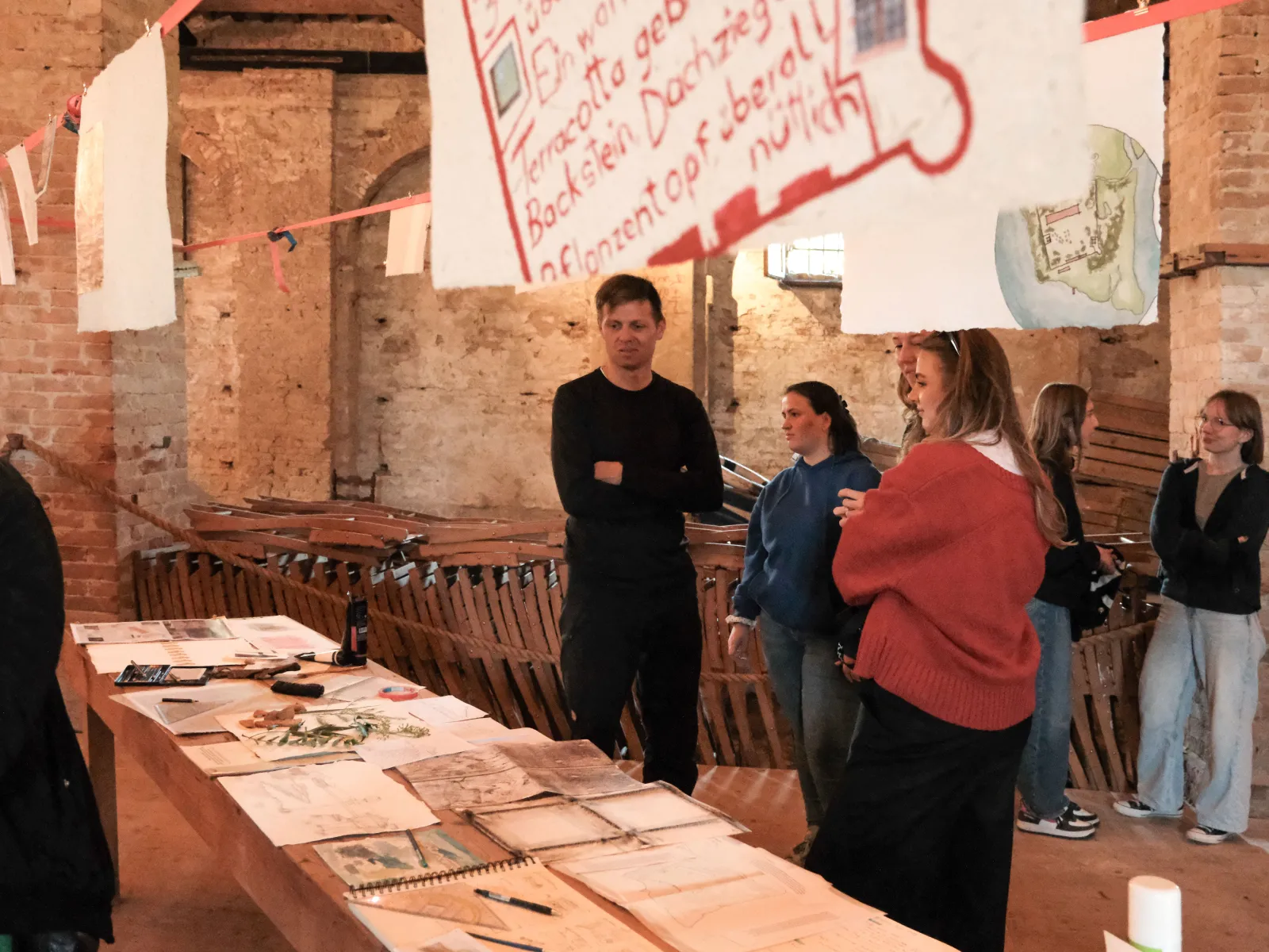 Mehrere Personen schauen auf Skizzen