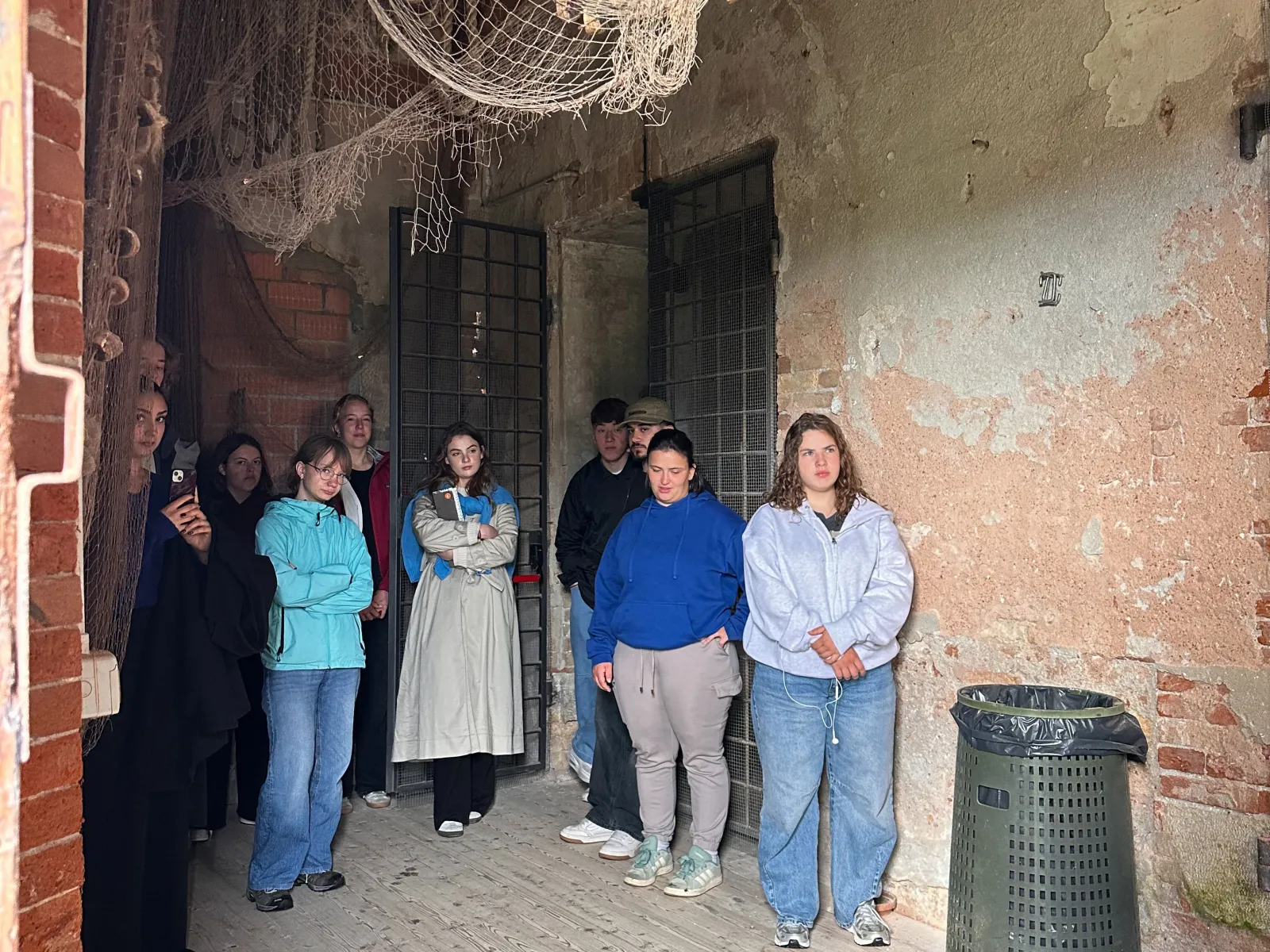 Mehrere Menschen in einem alten Gebäude