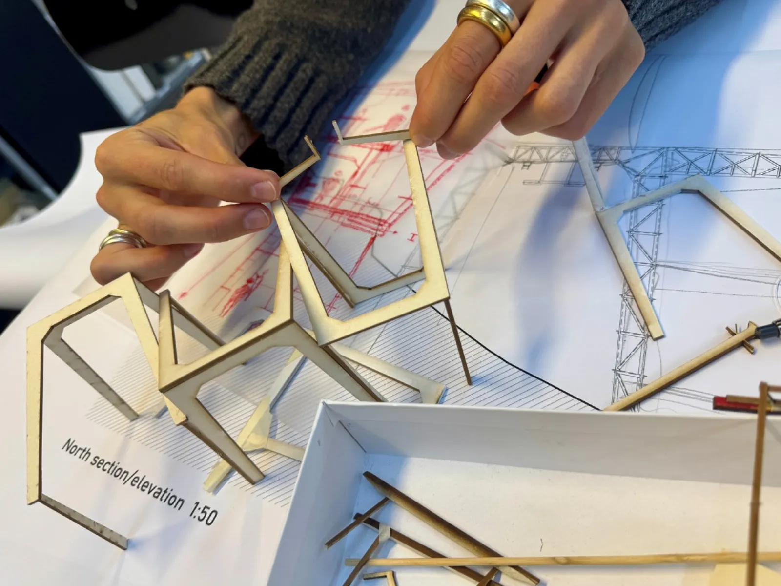 Zwei Hände, die an einem Modell arbeiten