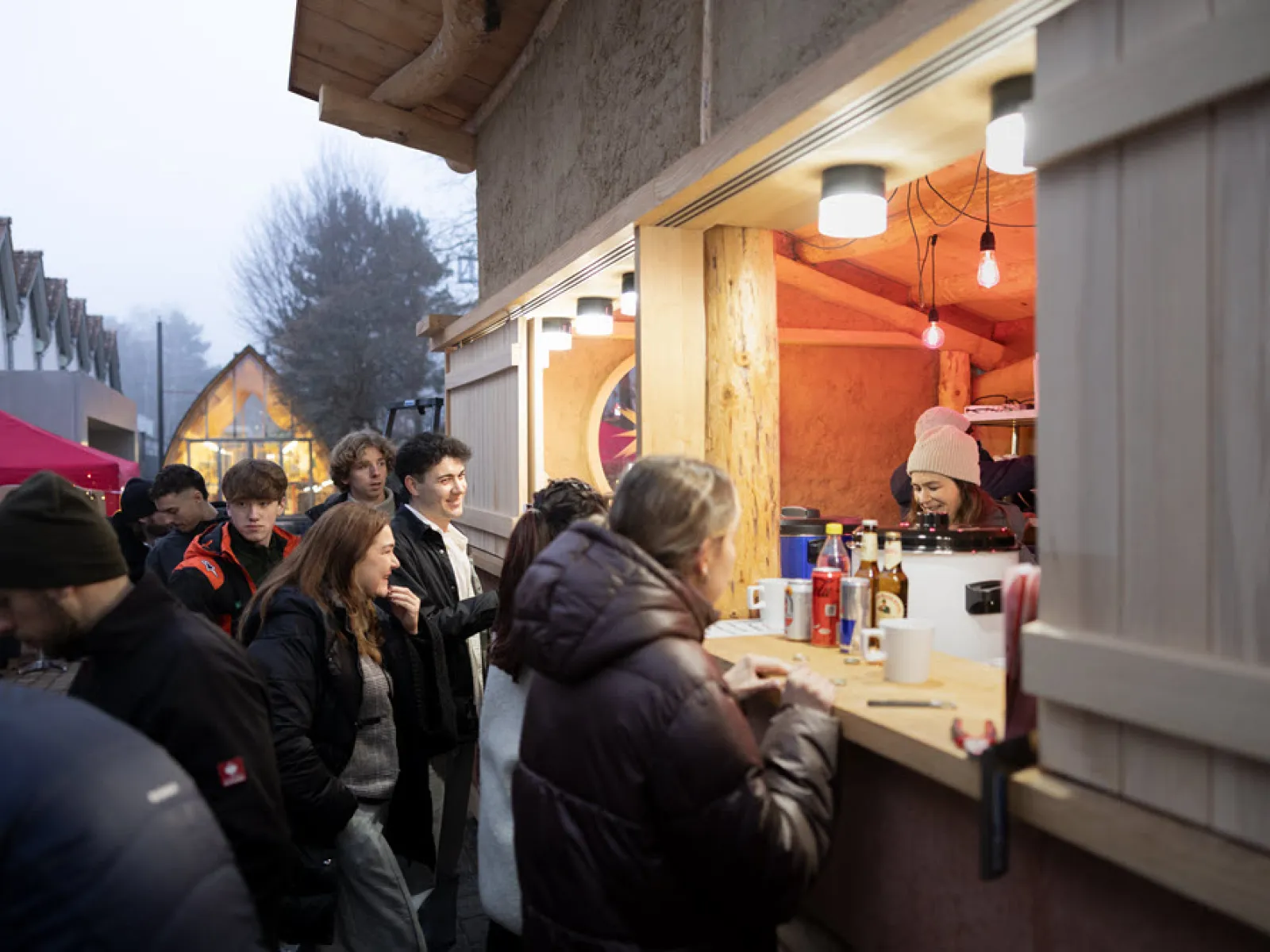Gäste treffen sich bereits am Nachmittag am Red Pavillon.