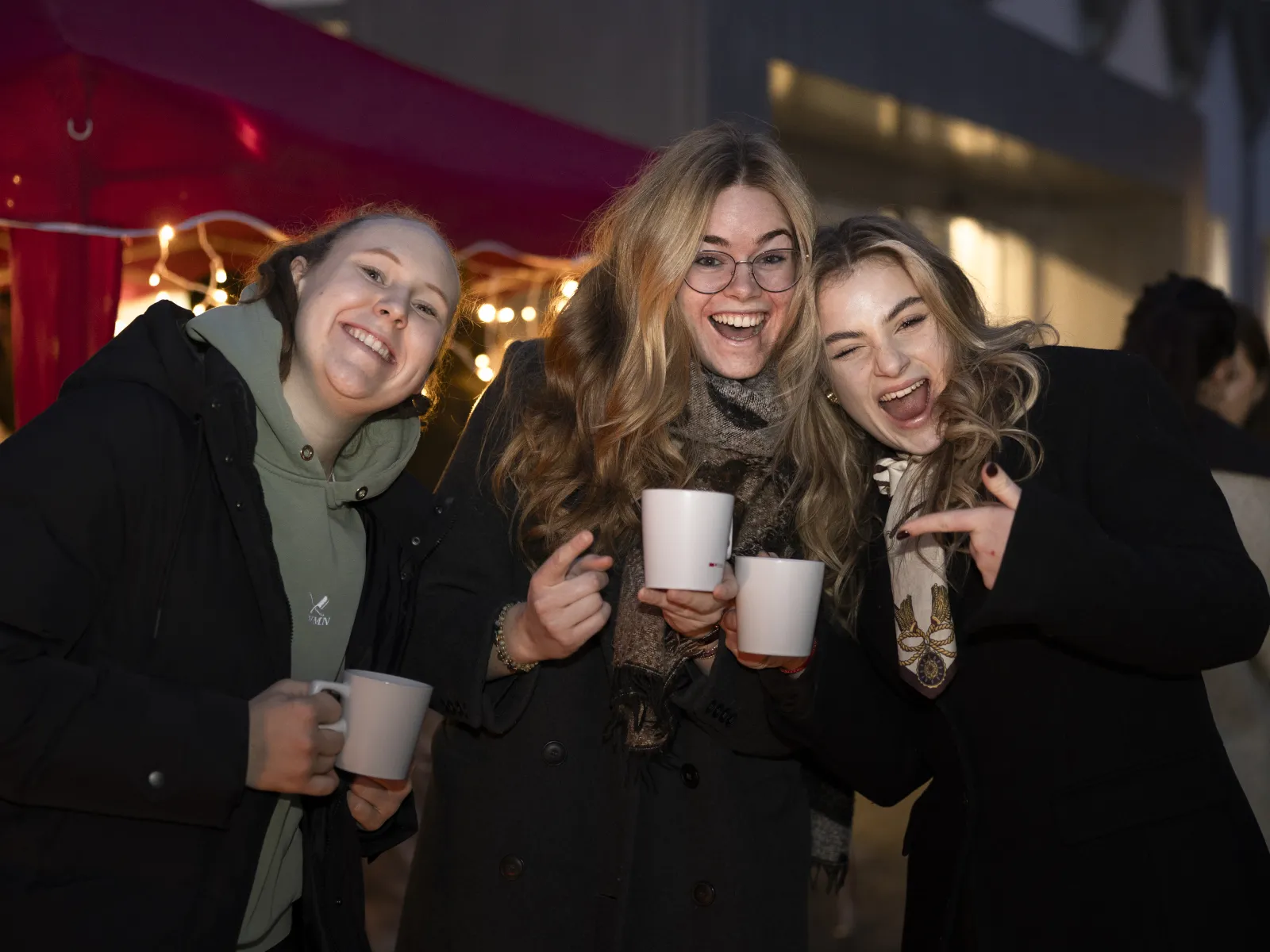 Studierende stehen zusammen im Red Pavillon.