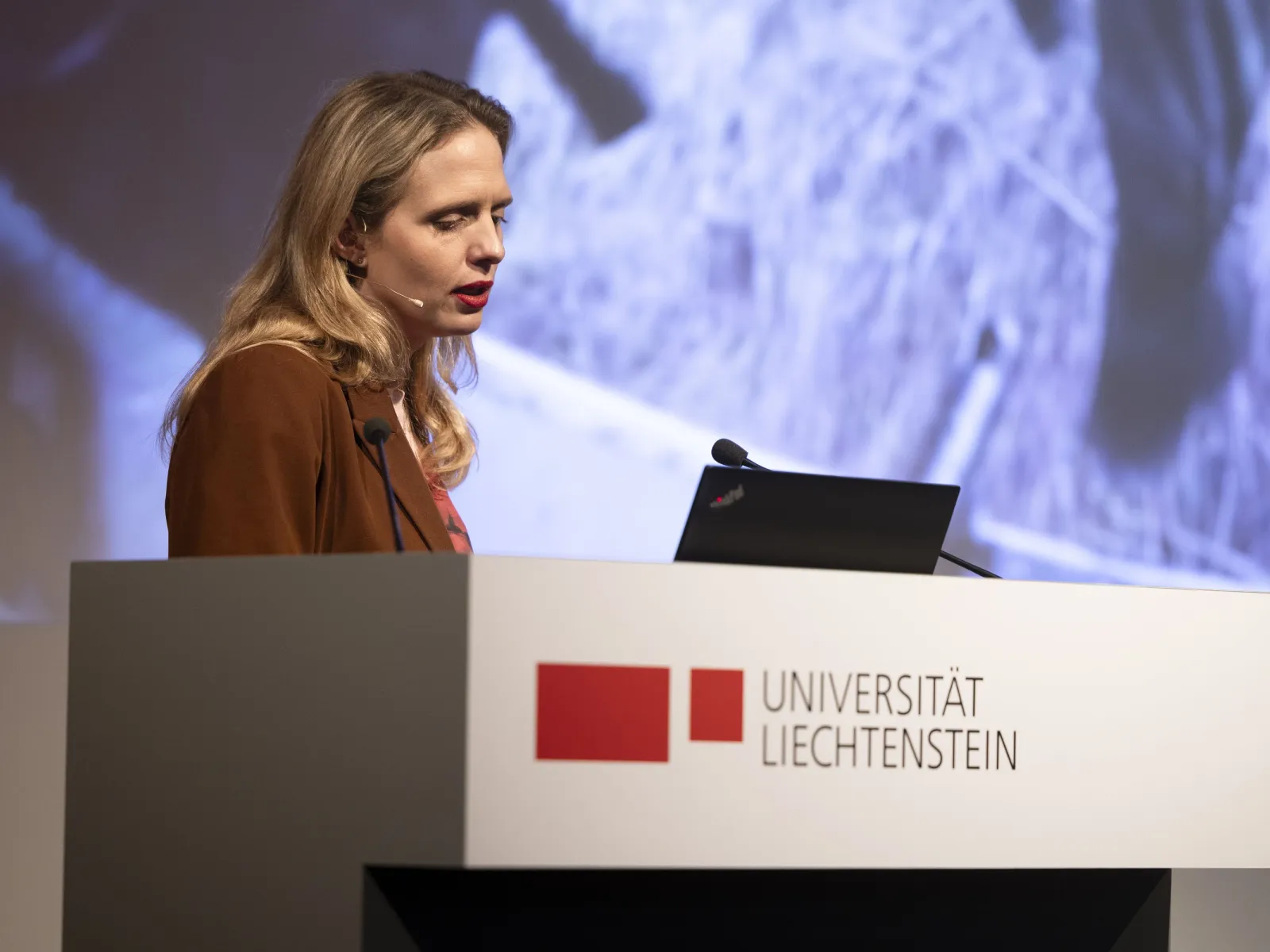 News_Campus-Gespraech_Luzia-Tschirky_Universitaet-Liechtenstein
