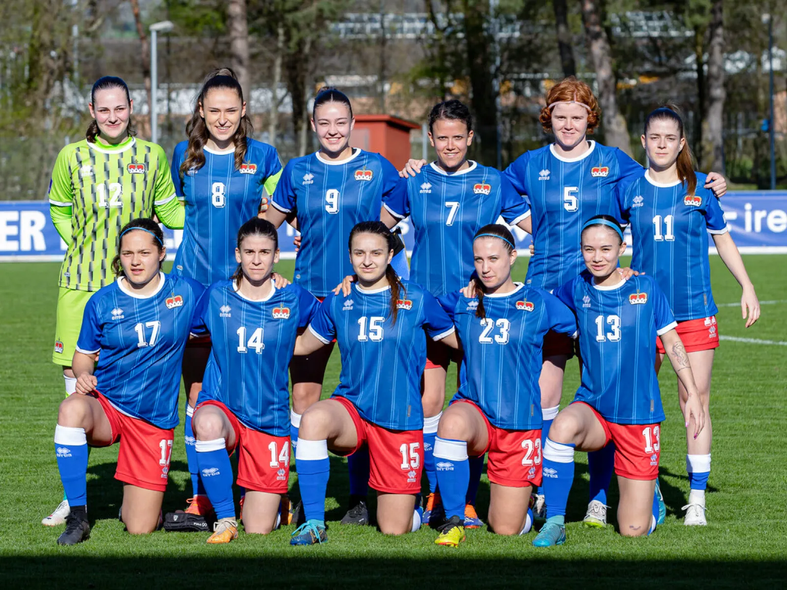 Teamfoto der Frauen Nationalmannschaft Liechtenstein auf dem Fussballfeld in blauen Trikots