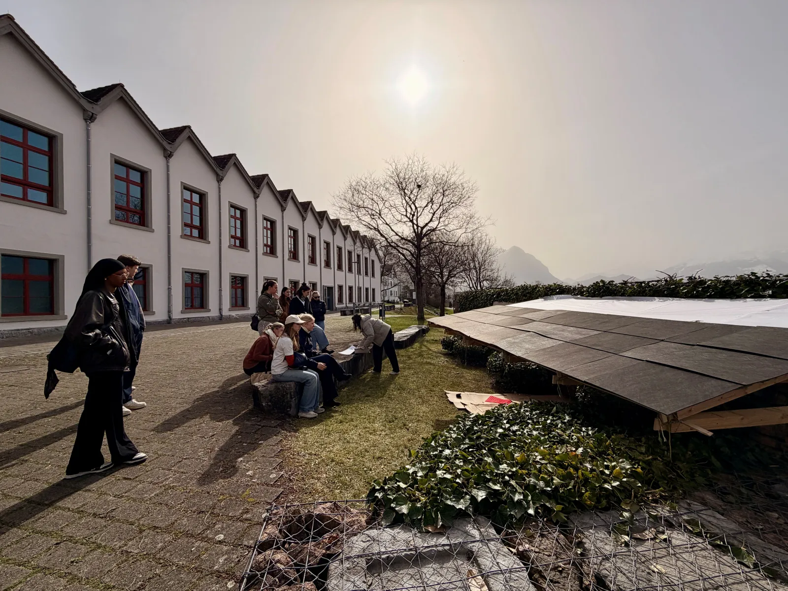 Ein Gebäude mit mehreren jungen Menschen davor