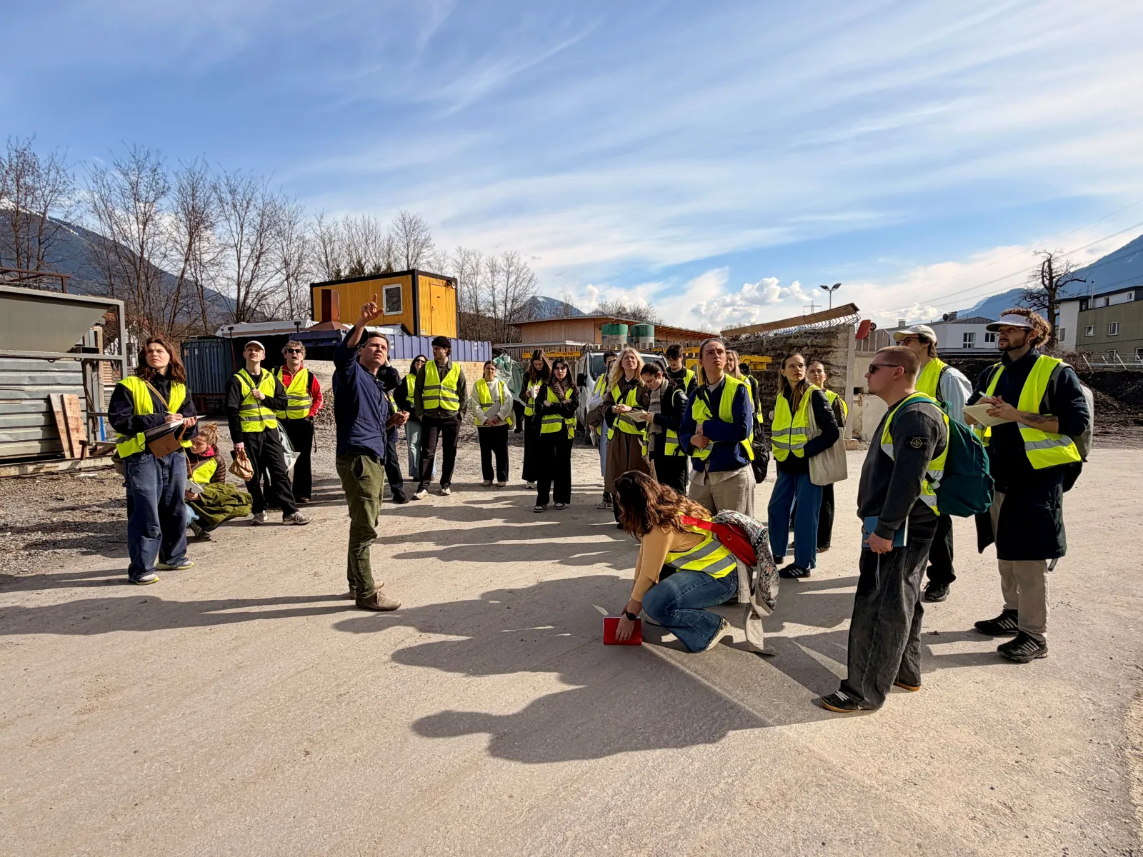 Eine Gruppe junger Menschen mit Warnwesten 