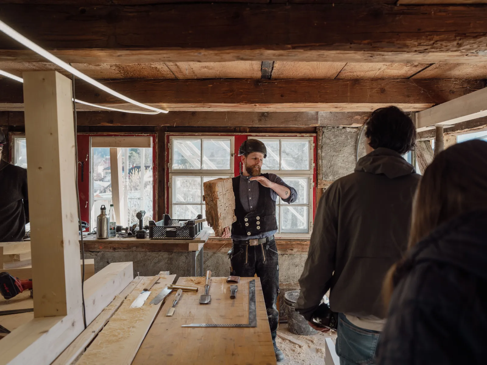 Handwerker erklärt ein Detail 