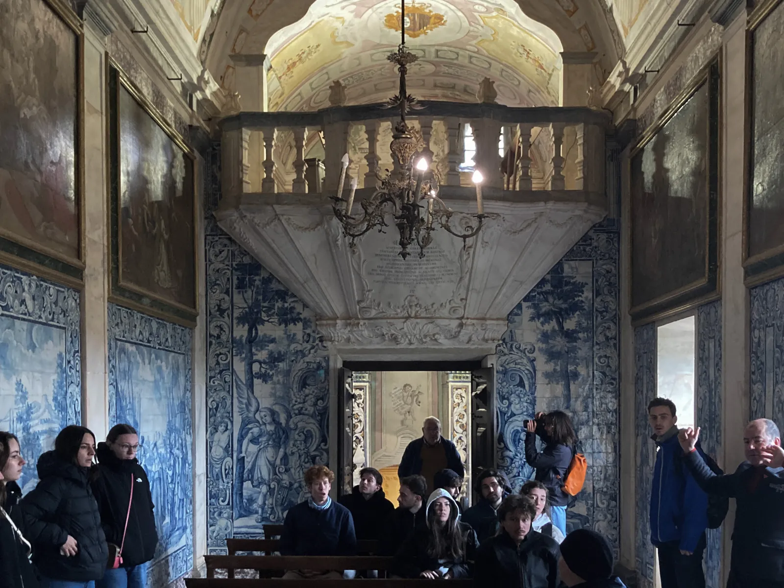 Gruppe von Studierenden sitzt in einer Kirche 