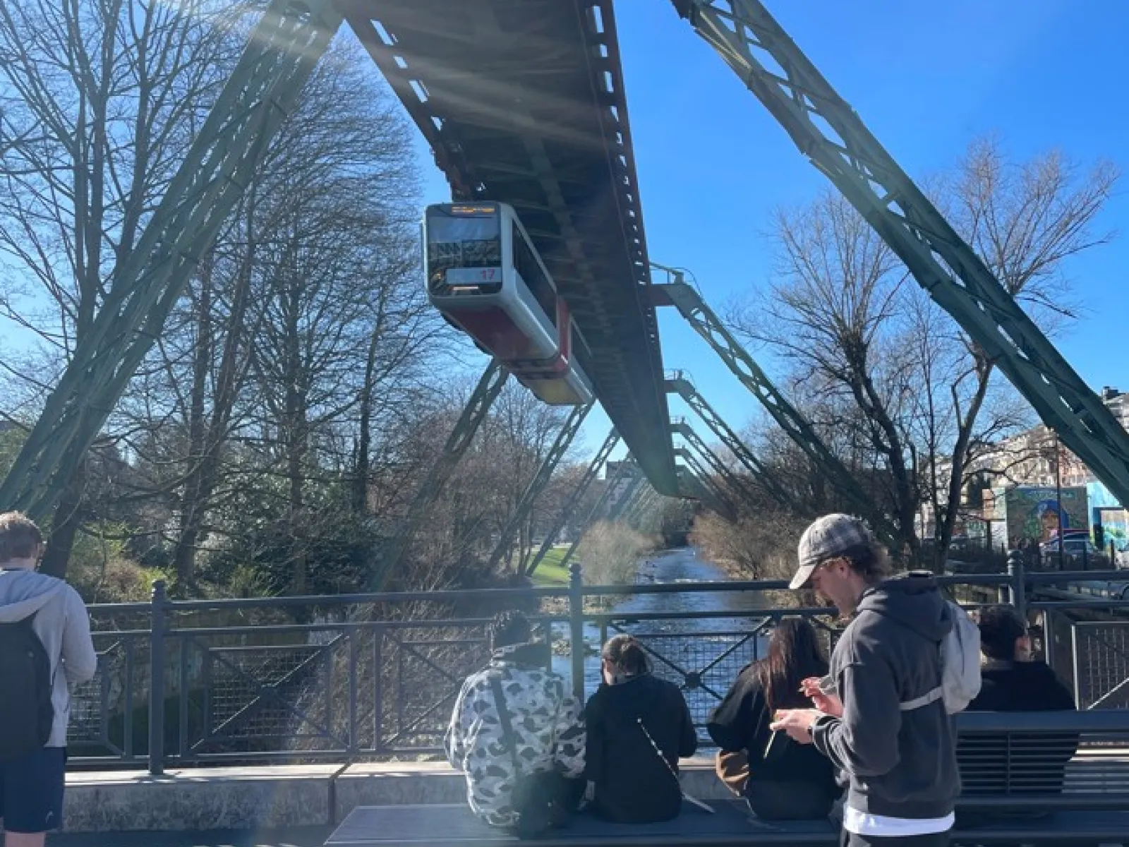 Junge Leute unter einer Hochbahn