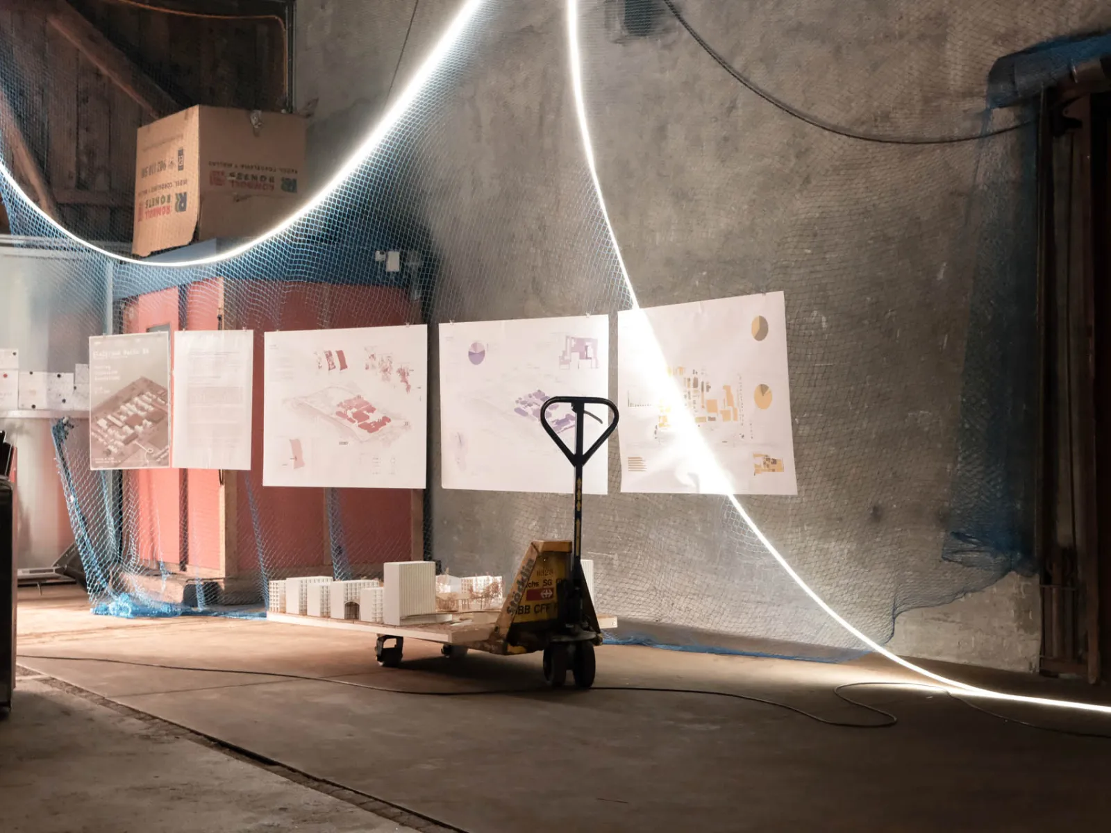 Ein Handstapler in einer Industriehalle mit aufgehängten Plänen im Hintergrund