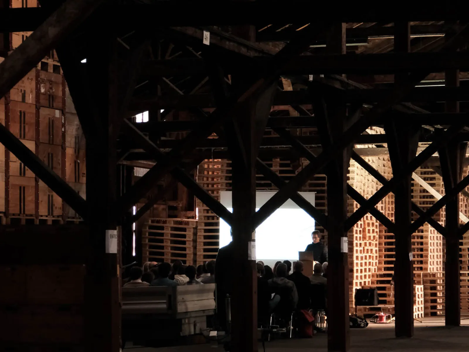 Eine Ausstellung in einem Dachgeschoss