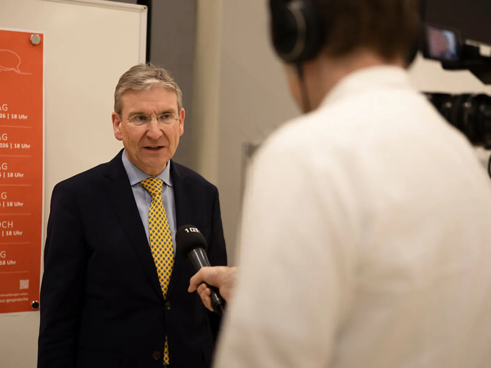 Gast im persönlichen Austausch beim Campus-Gespräch der Universität Liechtenstein