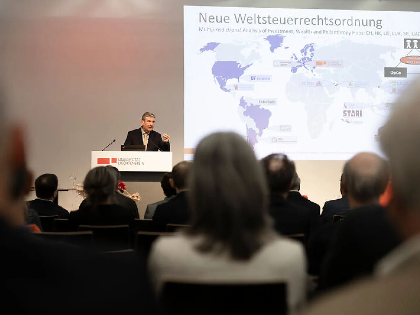 Redner präsentiert vor Publikum beim Campus-Gespräch der Universität Liechtenstein